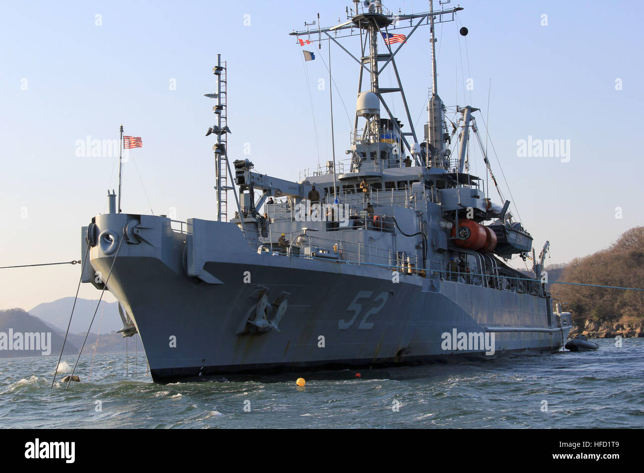 150312-N-ZZ999-005-CHINHAE, Republik Korea (12. März 2015) – Segler, zugewiesen, Mobile Tauchen und Salvage Unit (MDSU) 1 Unternehmen 1-6, unternahm USNS Salvor (T-ARS 52) Arbeit, um ein Schwergut ein 30-Tonner vervollständigen zerstört koreanische Schiff im Rahmen der Bergung Übung (SALVEX) 2015 in Chinhae.  Das Schwergut war der Höhepunkt einer zweiwöchigen bilaterale Übung zwischen US Navy Taucher und ROKN Taucher die ausgerichtet auf die Stärkung der Teamarbeit und die Interoperabilität zwischen den USA und ROK Marine während die Matrosen die Möglichkeit, ihre taktischen Fähigkeiten zu schärfen. (Foto: U.S. Navy Marine Diver 2 Stockfoto