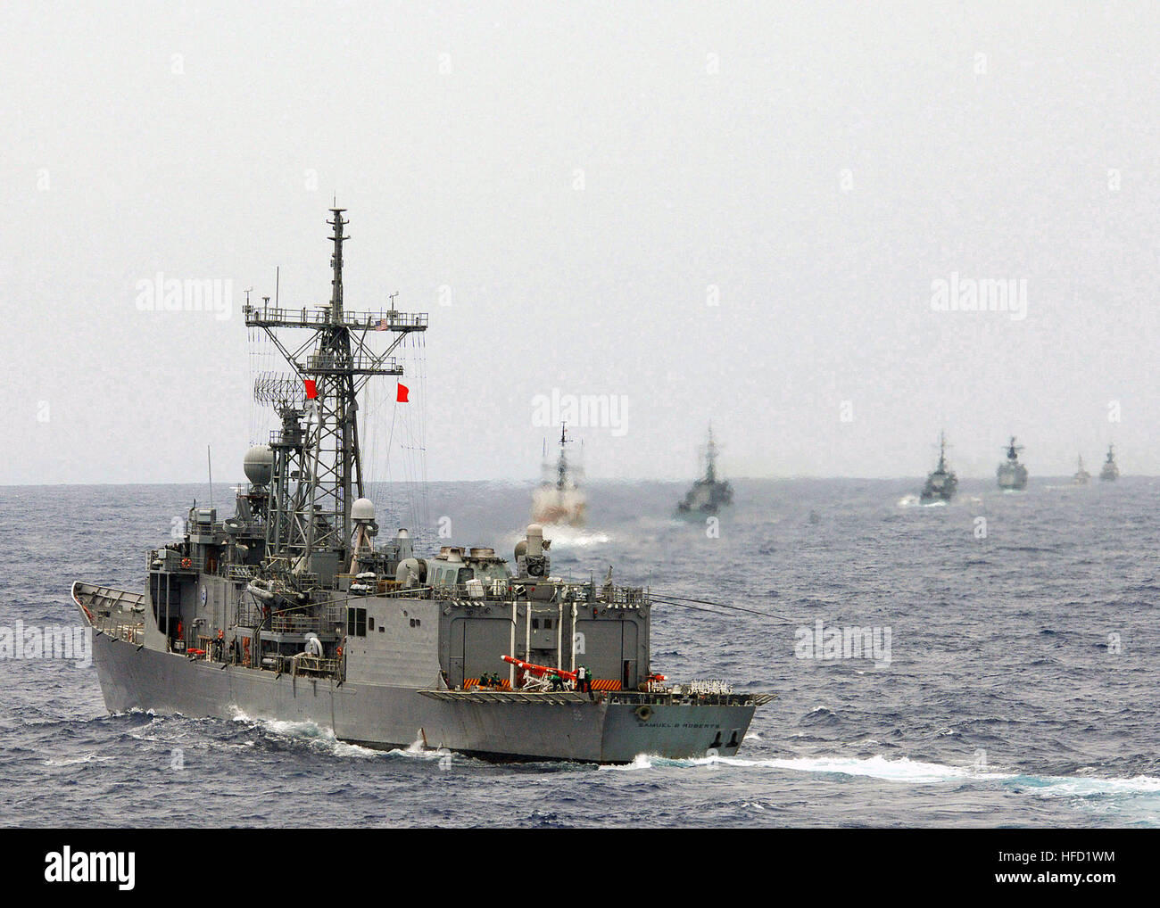 Eine Heck-Seitenansicht Hafen der uns Navy (USN) Oliver Hazard Perry-Klasse: Lenkflugkörper Fregatte USS SAMUEL B. ROBERTS (FFG-58), während das Schiff in der Karibik, in einer Formation zusammen mit Marine Manöver läuft und Küstenwache Einheiten aus Kolumbien, Chile, Ecuador, Peru und Panama während der Übung UNITAS 46-05. Die Übung ist, dass ein Southern Command Übung mit dem Ziel der zunehmenden Interoperabilität und Förderung der Zusammenarbeit zwischen Seestreitkräfte in der Region gefördert. Samuel B Roberts UNITAS 46-05 Stockfoto