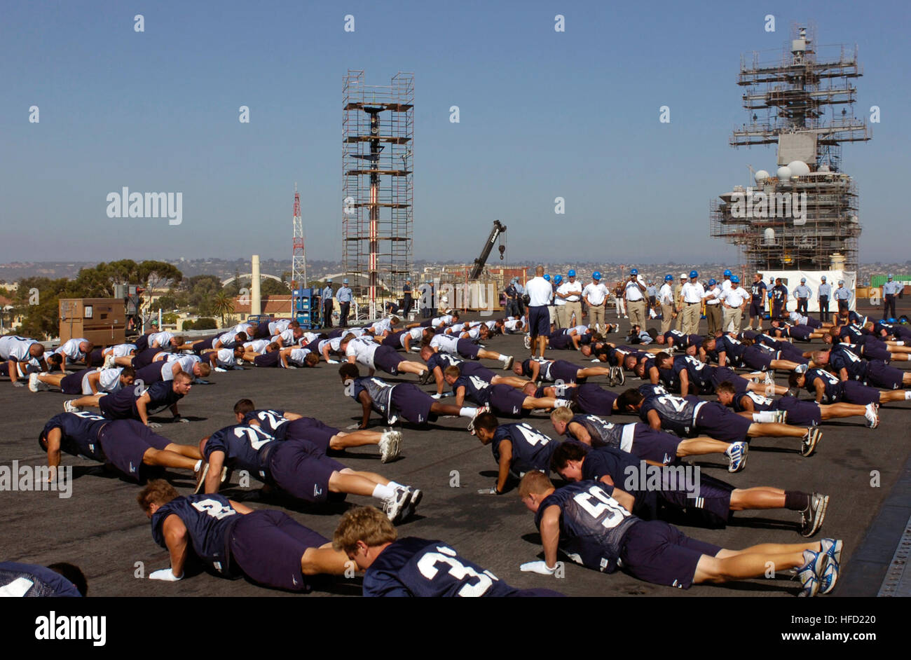 Mitglieder der Universität von San Diego Toreros Fußballmannschaft ausführen Push-ups auf dem Flugdeck der USS Ronald Reagan (CVN-76) in der Nähe von Coronado, Kalifornien, Aug. 21. Das Team besucht Ronald Reagan um eine kurze Übung Sitzung und begehbare Praxis vor dem Start der National Collegiate Athletic Association Football Saison durchzuführen. Ronald Reagan durchläuft eine geplante inkrementelle Verfügbarkeit in ihrem Heimathafen San Diego nach einer dreimonatigen Überspannungsschutz Einsatz zur Unterstützung der Operationen im westlichen Pazifik. Foto: U.S. Navy Mass Communication Specialist 2. Class Christopher D. Blachly (R Stockfoto