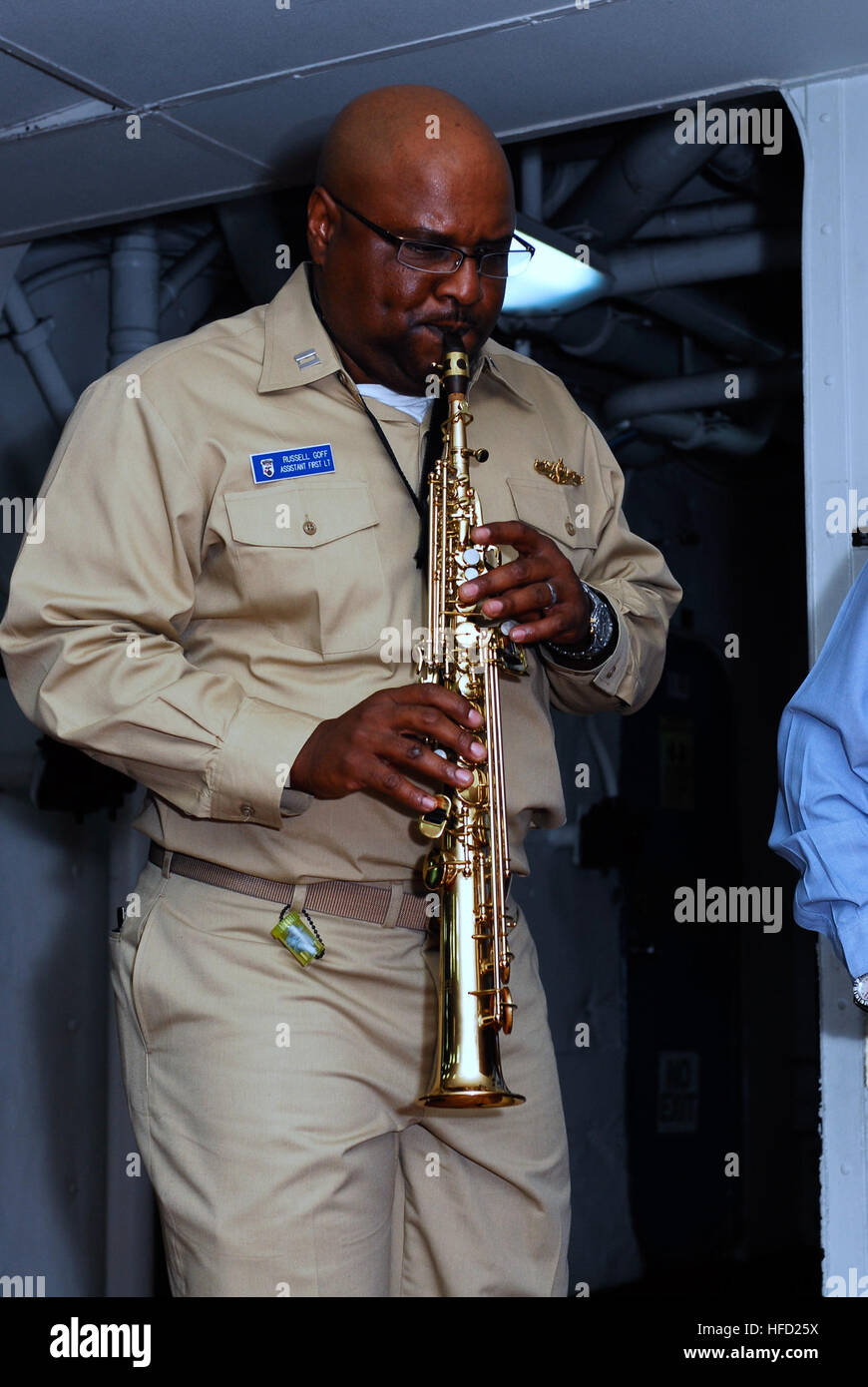 Lt. Russell Goff, zugeordnet zu den Forward eingesetzt amphibischer Angriff Schiff USS Essex, spielt Saxophon, während das Schiff Black History Month Programm. Das Ereignis feierten die Fortschritte und Leistungen der Afro-Amerikaner mit Präsentation, Gesang und Tanz. Essex ist das Typschiff der nur vorwärts bereitgestellt US Expeditionary Strike Group und dient als Flaggschiff für CTF 76, die Marine nur vorwärts bereitgestellt amphibische Kommandeur. Saxophon schwarz Geschichte Tribut 090227-N - 004 Stockfoto