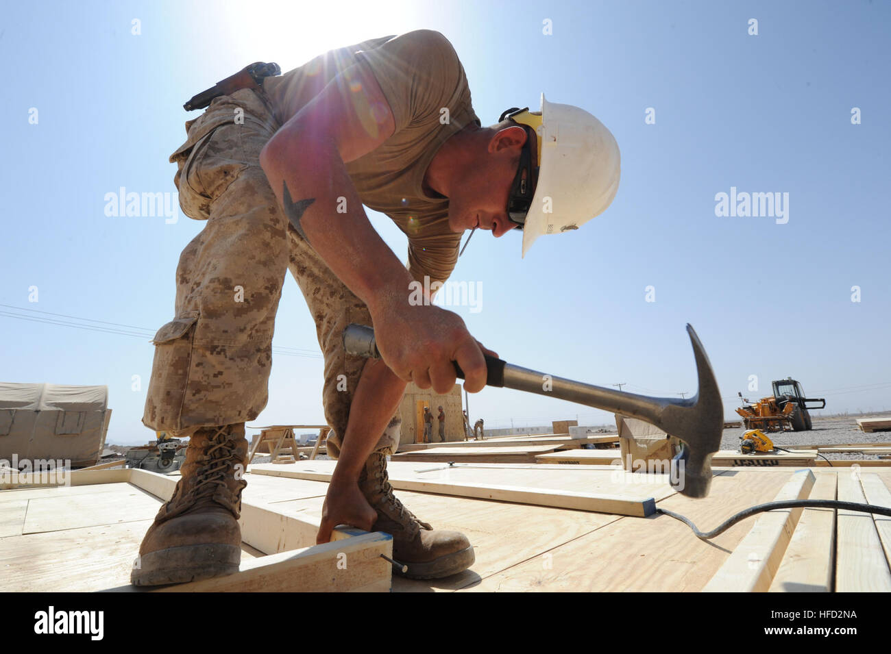 130819-N-OV434-146 SHINDAND, Afghanistan (19. August 2013) Builder 2. Klasse Christopher Beeler, zugewiesen, Naval Mobile Bau Bataillon (NMCB) 15 Konstrukte Wandrahmen beim Aufbau einer Verbindung für eine Brigade der Army Combat Service Support (CSSB). NMCB 15 wird derzeit zur Unterstützung der Operation Enduring Freedom mobilisiert und ist ein Expeditionskorps Element der US Naval Forces, die verschiedenen Einheiten weltweit durch nationale Kraft Bereitschaft, hoch-und Tiefbau, humanitäre Hilfe und Gebäude und Infrastruktur unterstützen. (Foto: U.S. Navy Mass Communication Specialist 1. Klasse Stockfoto