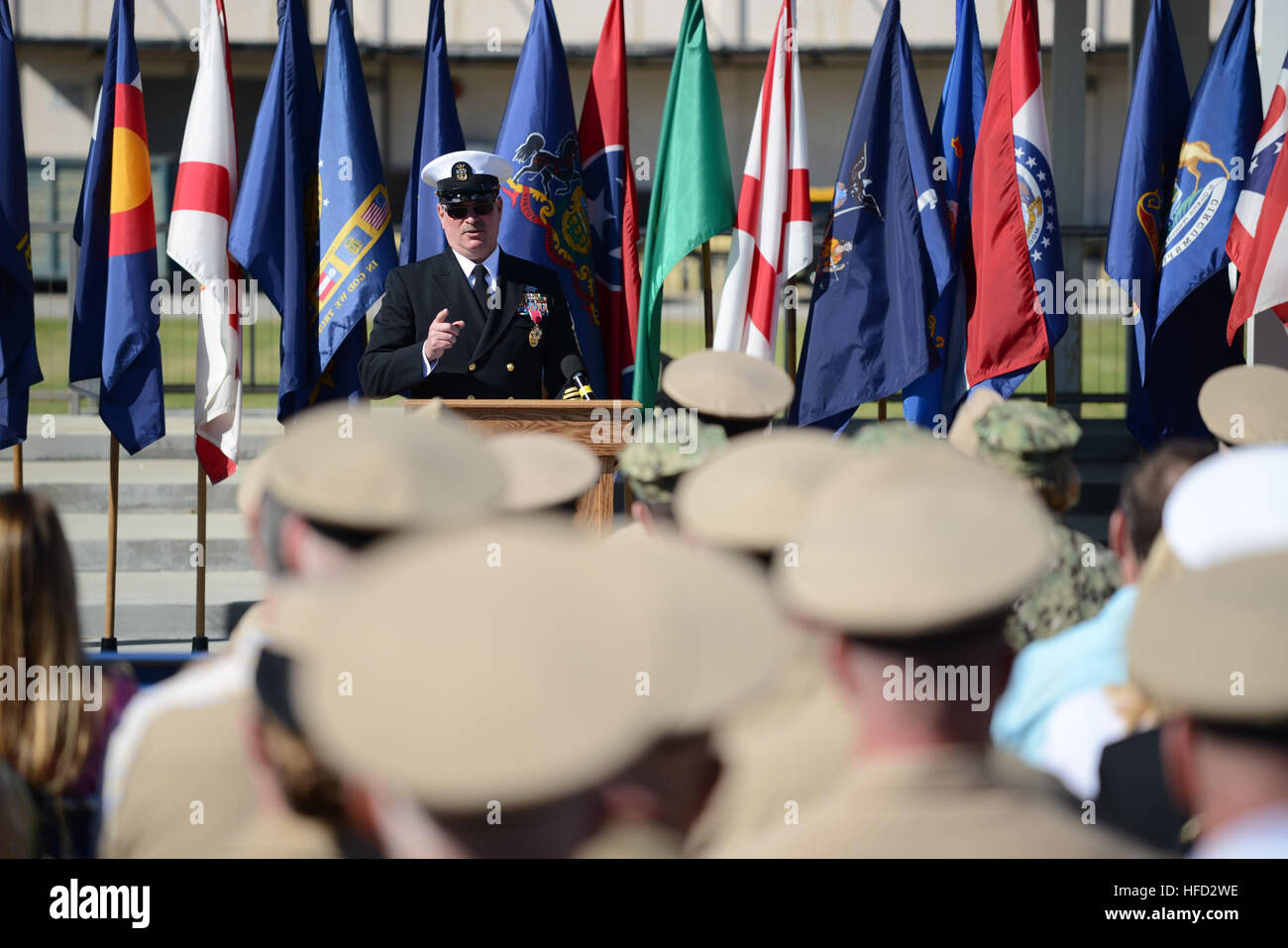 Zwingen Sie Master Chief Douglas Dickey, zwingen Sie master Chief Naval Einrichtungen Engineering Command, Adressen, die die Teilnehmer während seiner Rede anlässlich seiner Pensionierung Zeremonie an Bord statt, die Naval Base Ventura County Port Hueneme, Kalifornien Dickey nach 33 Dienstjahren bei der US Navy mit der Mehrheit seiner Dienstleistung, in Port Hueneme in den Ruhestand. (Foto: U.S. Navy Mass Communication Specialist 1. Klasse Charles Panter/freigegeben) Seabee-Legende zieht sich 140214-N-RQ315-0633 Stockfoto