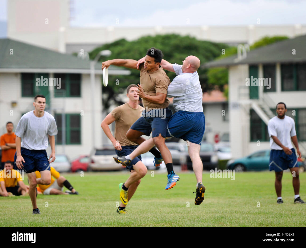 150304-N-WF272-187 PEARL HARBOR (4. März 2015) Lt. Paul Manglona, zugeordneten Einrichtungen Engineering Seestreitkräften, fängt einen Frisbee während der jährlichen Seabee Olympischen Spiele bei schnellen Field auf gemeinsamer Basis Pearl Harbor-Hickam. Die Veranstaltungen als Tradition vor dem jährlichen Seabee-Ball sind organisiert, um Einheit Zusammenhalt und die Kameradschaft unter die verschiedenen Bau-Bataillone in Hawaii zu bauen. (Foto: U.S. Navy Mass Communication Specialist 2. Klasse Diana Quinlan/freigegeben) Seabee Olympiade am Joint Base Pearl Harbor-Hickam 150304-N-WF272-187 Stockfoto