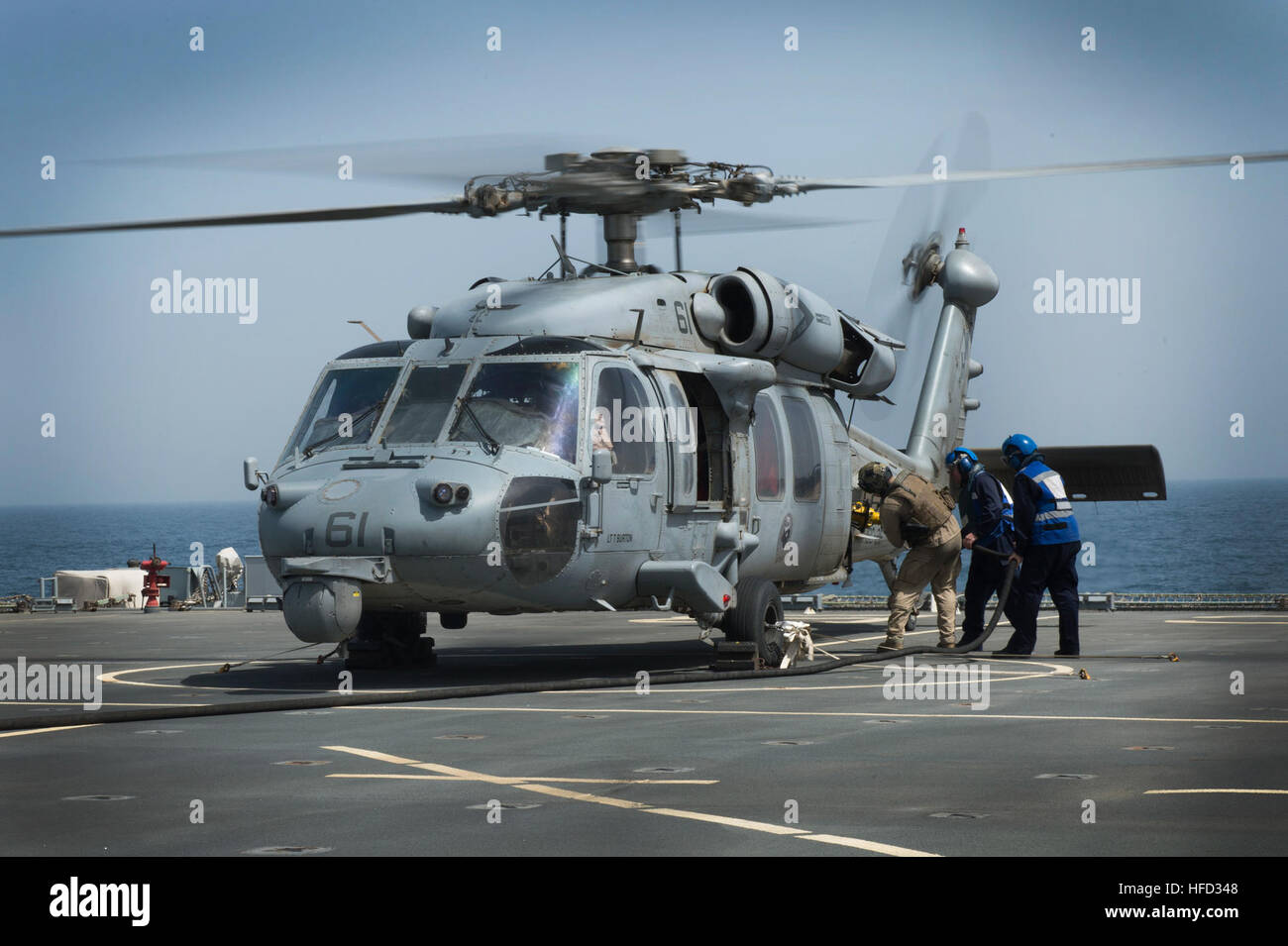 Ein MH-60 Seahawk Hubschrauber Helikopter Meer bekämpfen Geschwader 26, einem det zugewiesen erhält Kraftstoff aus dem Flugdeck der britischen Royal Fleet Auxiliary amphibischer Angriff Schiff RFA Cardigan Bay (L3009).  HSC-26 det ONE ist ein nach vorn eingesetzt Naval Force (Einheimischen) gut befestigt, Commander, Task Force 53, Bekämpfung Logistik und Such- und Bergungskosten Fähigkeit überall in den USA bieten 5. Flotte Aufgabengebiet.  (Foto: U.S. Navy Mass Communication Specialist 1. Klasse Michael Sandberg/freigegeben) Such- und Rettungsdienst (SAR) training 130520-N-OA702-053 Stockfoto
