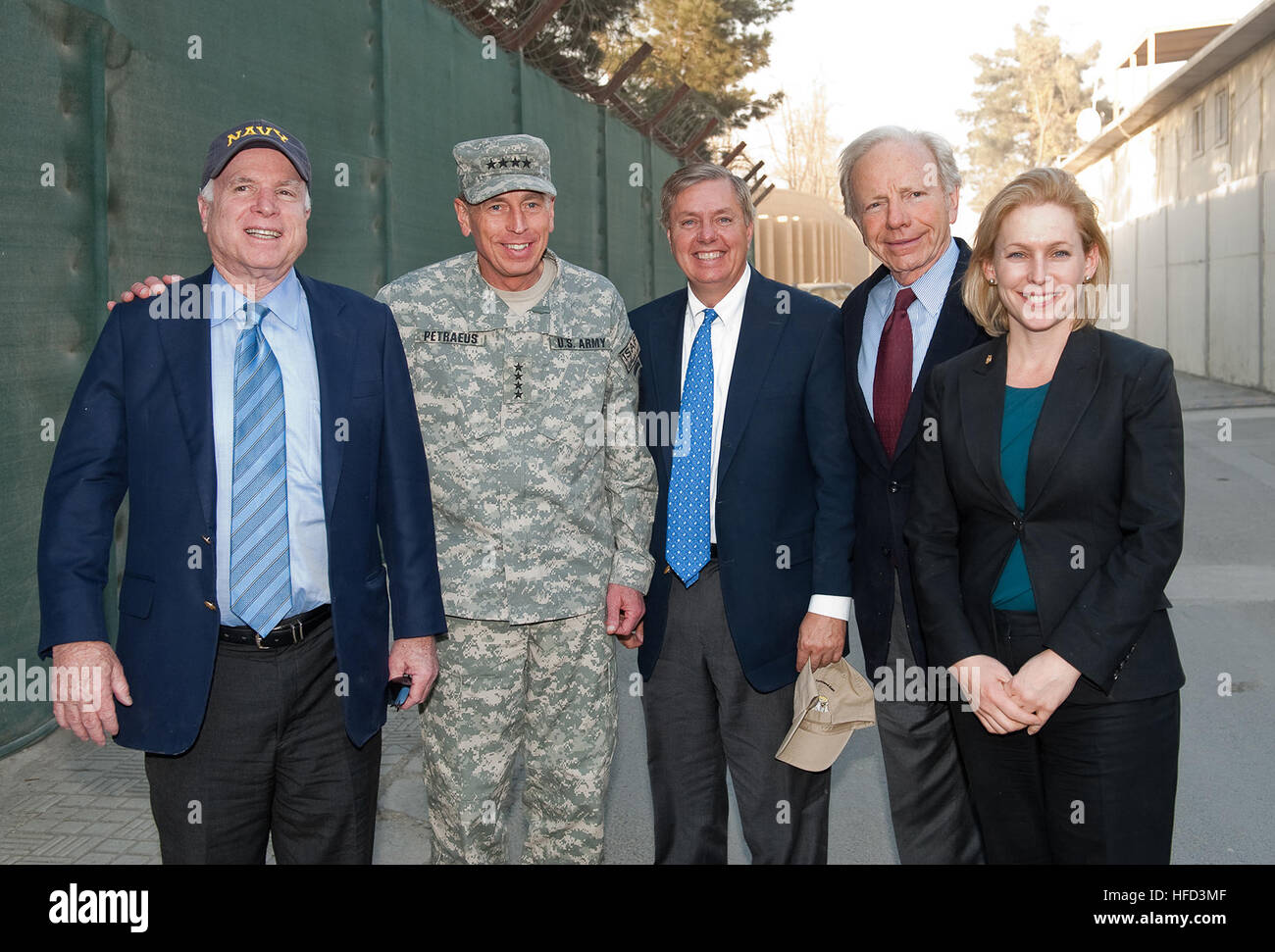 US-Senatoren besuchen das Hauptquartier der International Security Assistance Force (ISAF) in Afghanistan, erhalten Briefings über NATO- und ISAF-Operationen und beobachten die Bemühungen der afghanischen Behörden um Sicherheit, Stabilität und Bedingungen für Wiederaufbau und Entwicklung. Stockfoto