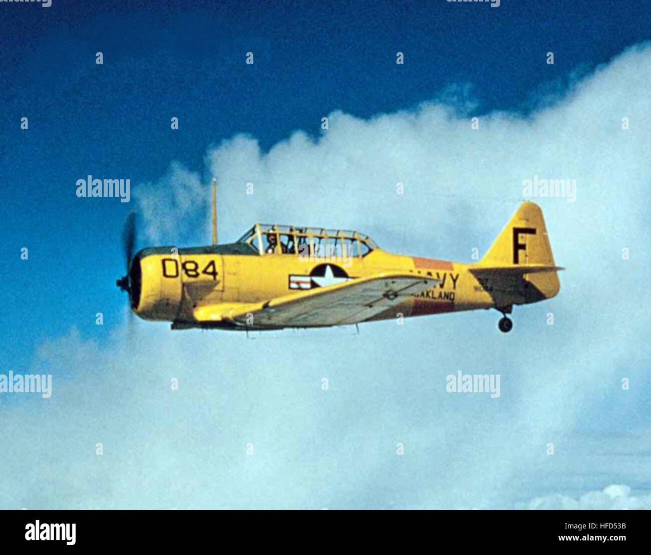 Ein SNJ-5 Texan-Flugzeug fliegt über NAS Oakland und demonstriert die Fähigkeiten der Ausbildung, des Manövrierens und der Marineflugzeuge. Stockfoto