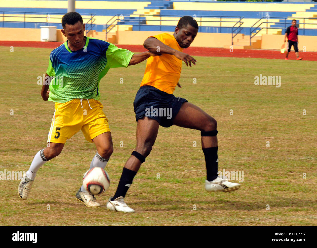 Chief Machinist's Mate Lateef Alaka, das u-Boot-tender USS Frank Kabel (AS 40) und vorübergehend zugeordnet, u-Boot-tender USS Emory S. Land (AS-39), beteiligt sich an einem Fußballspiel. Segler, die Emory S. Land zugewiesen und die Los-Angeles-Klasse Angriff u-Boot USS Louisville (SSN-724) Segler spielte gegen ihre Royal Malaysian navy Gegenstücke im Sepangar Royal Malaysian Navy Base im Rahmen eines Theater-Sicherheit-Zusammenarbeit-Ports zu besuchen. Fußballspiel 120405-N-QY759-012 Stockfoto