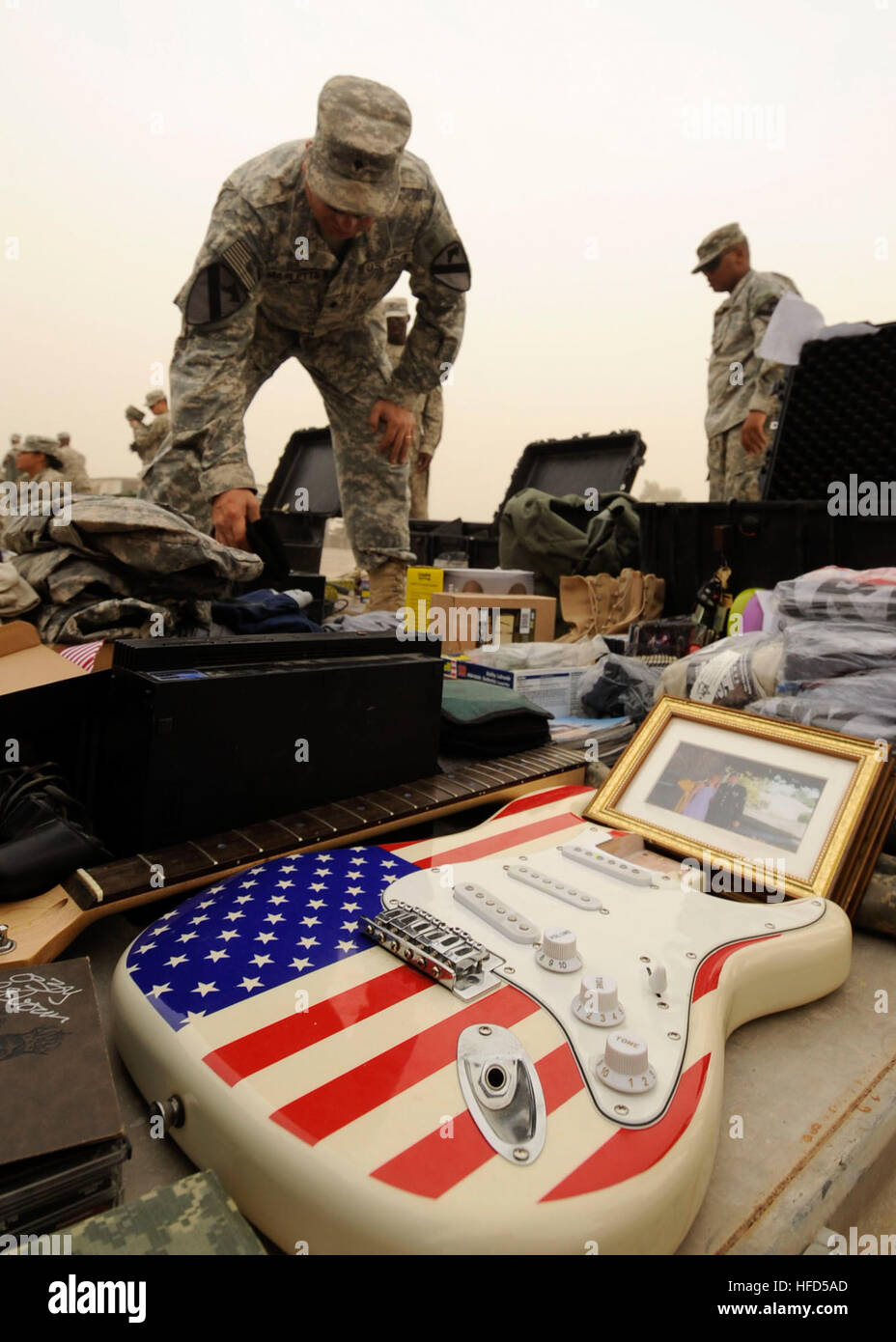 US Army Spc. Robert Marlette, 39, Kanton, Ill., Alpha-Vertriebsgesellschaft, 215. Brigade Support Battalion, 1. Kavallerie-Division zugewiesen organisiert seine persönliche Gegenstände, als er bereitet sich auf eine Zollkontrolle bei nach vorn Operating Base Marez, im Nordirak, November 3.  Nach Abschluss einer einjährigen Tour im Irak sind Soldaten aus Alpha-Vertriebsgesellschaft für ihre Rückkehr in die Heimat einpacken. Soldaten bereiten Sie zu Hause 219887 Kopf Stockfoto