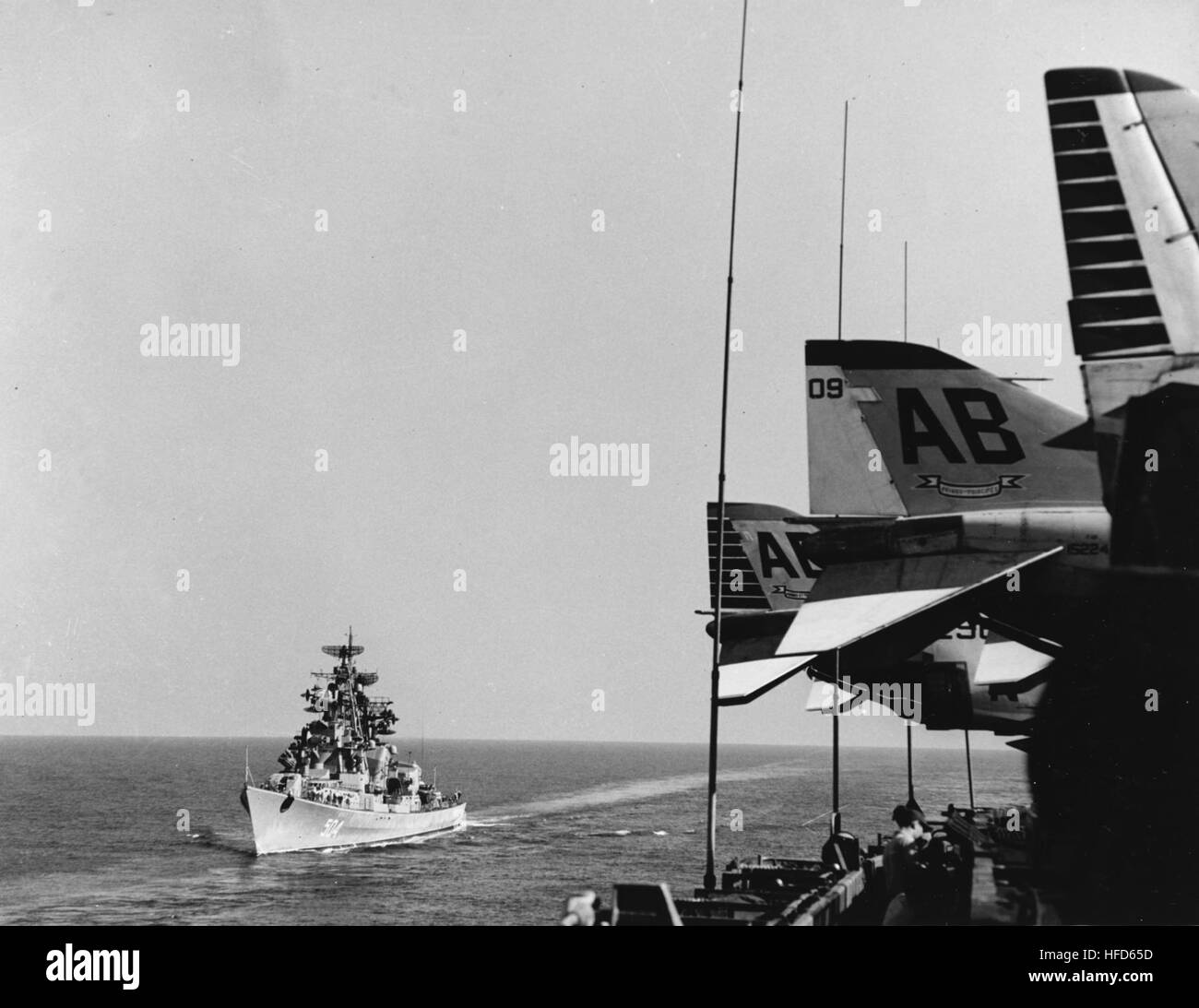 Sowjetische Kaschin-Klasse Zerstörer von USS Franklin D. Roosevelt (CVA-42) im Jahre 1967 gesehen Stockfoto