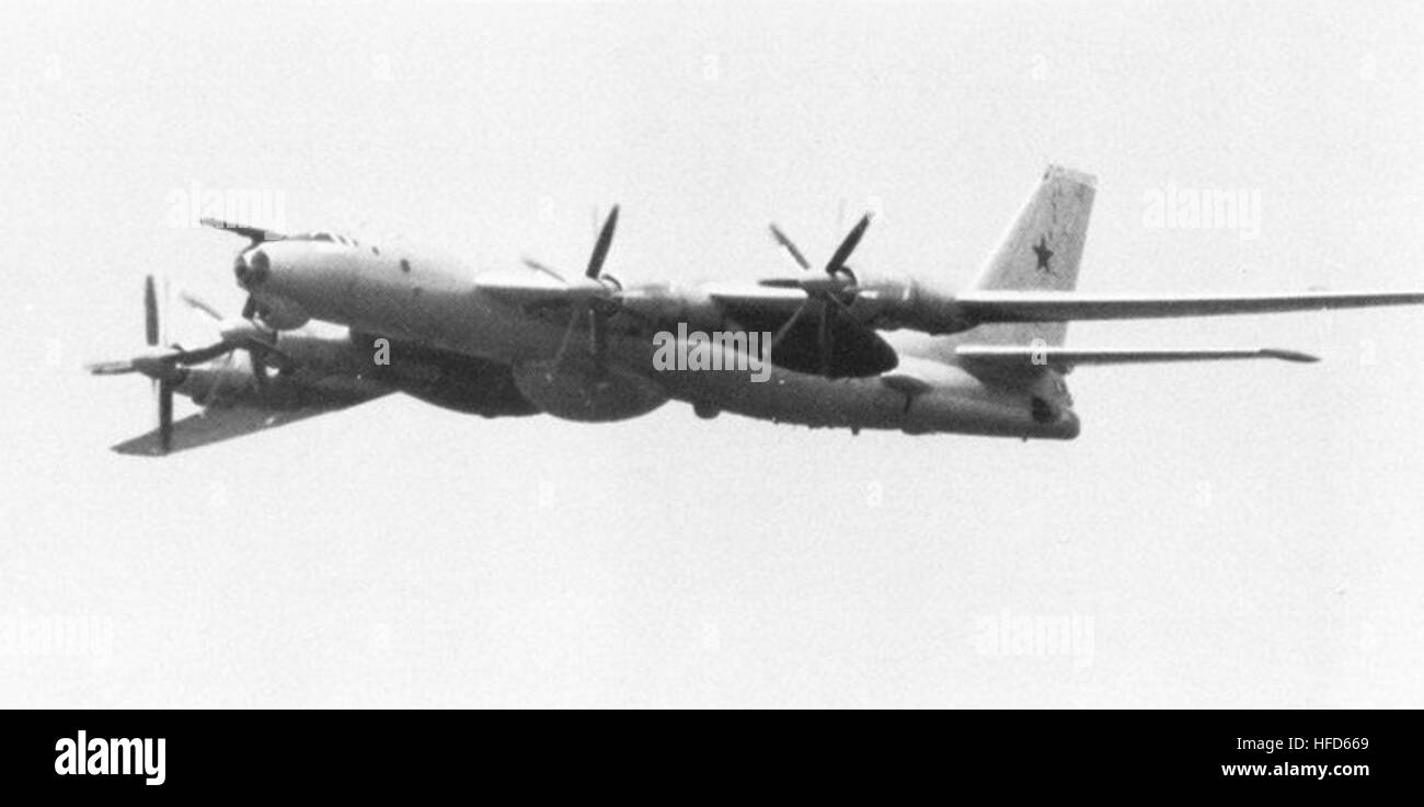 Sowjetische Tupolew Tu-95 fliegen über dem Pazifischen Ozean im Jahr 1983 Stockfoto