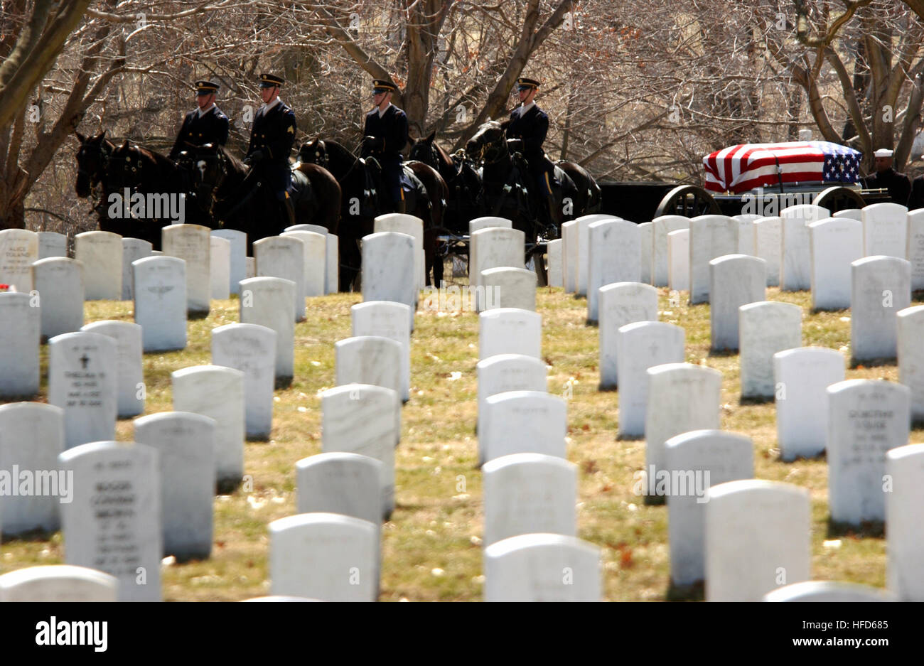 030310-N-6967M-001 Arlington, VA., (3. März 2003)--die US Navy zeremonielle Garde begleitet die Überreste der NASA-Astronaut und Marine Kapitän Laurel Blair Salton Clark, verlegt werden, in der Nähe der Gedenkstätte das ehrt die Astronauten von der Raumfähre Challenger in Arlington Staatsangehörig-Kirchhof beigesetzt.    Foto: U.S. Navy des Fotografen Mate 1. Klasse Shane T. McCoy.  (FREIGEGEBEN) Space Shuttle Columbia Begräbnis - eine Stockfoto