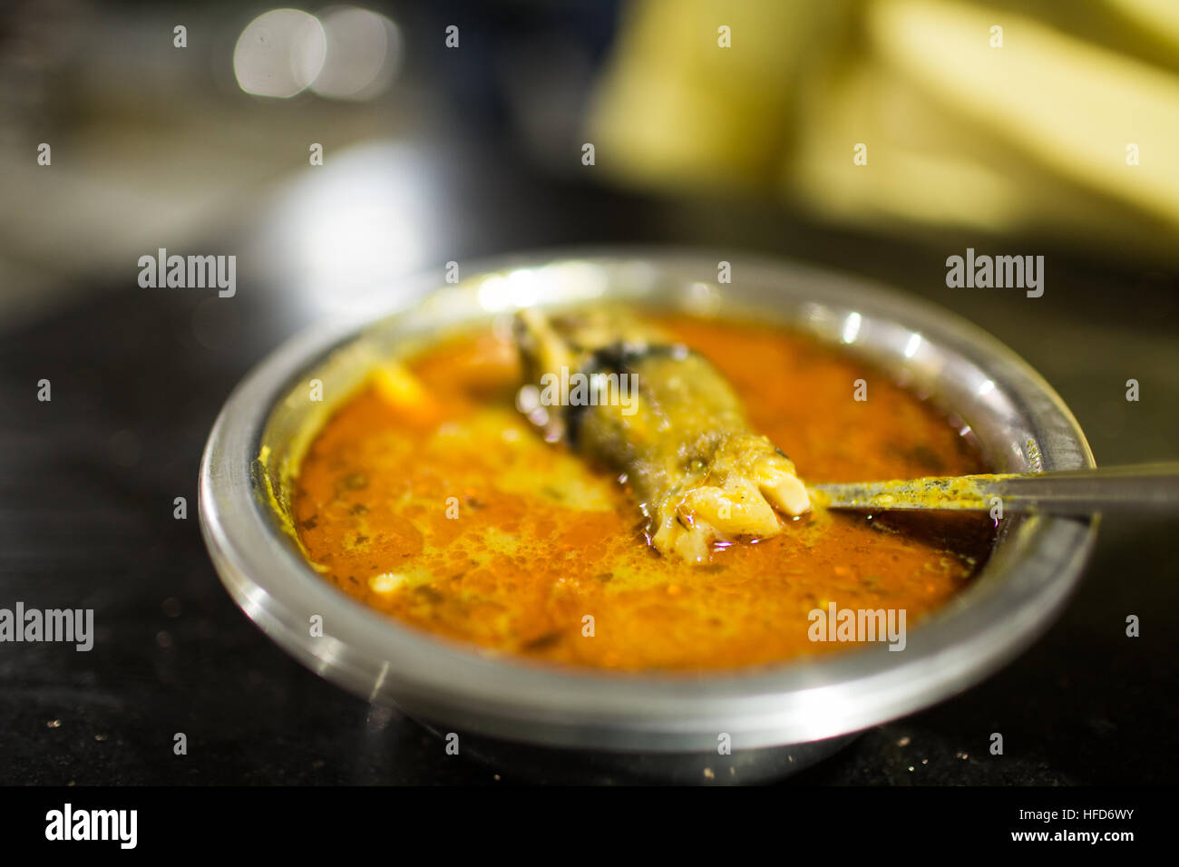 Nahaufnahme von Hammelfleisch Paya Suppe serviert in einer kleinen Edelstahlschüssel. Paya ist eine Suppe mit Lammhaxen und Gewürzen Stockfoto