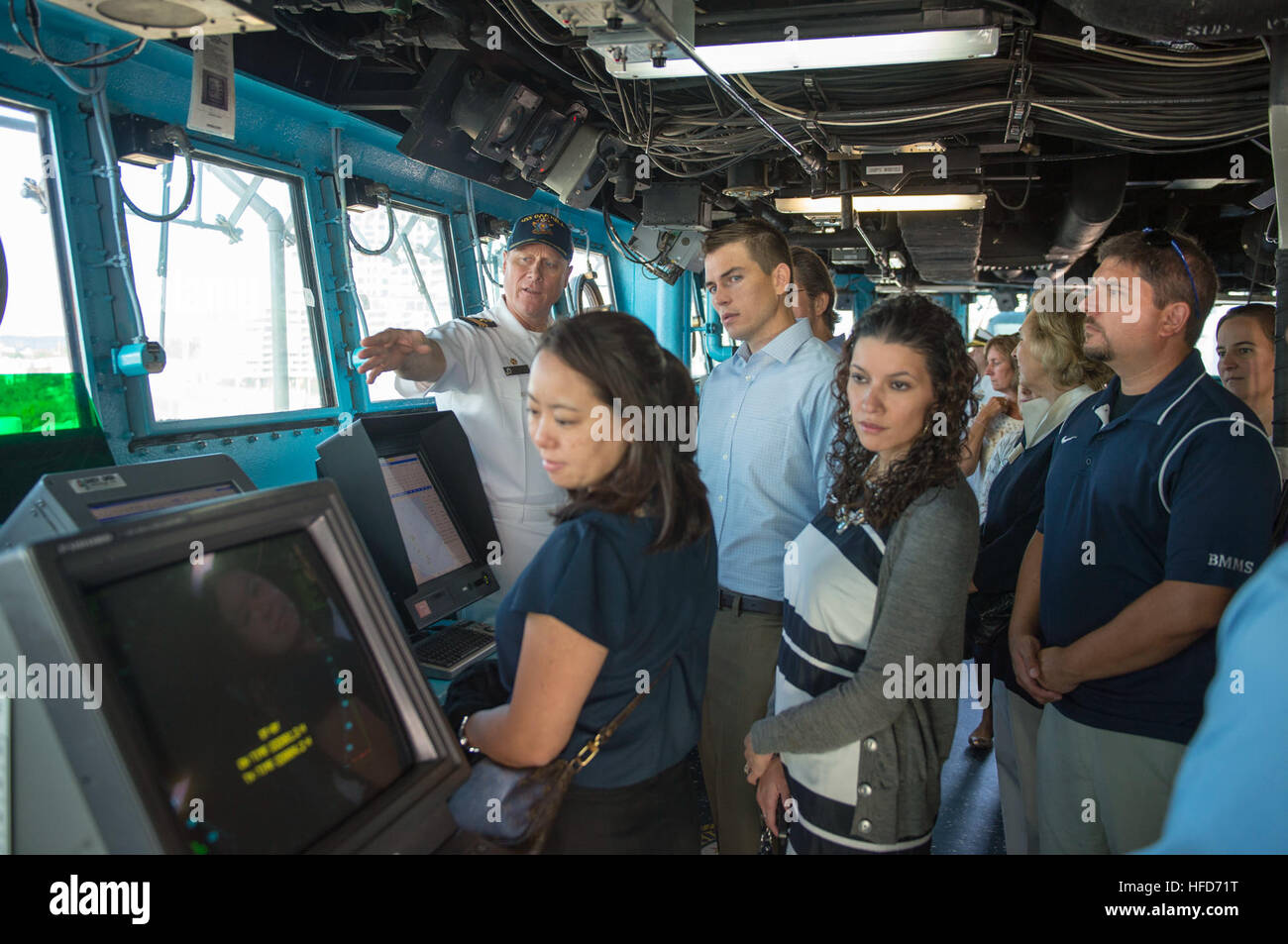 CMdR Bryan Carmichael, befehlshabender Offizier, USS Oak Hill, erläutert die Verwendung von Radar-Konsolen auf der Brücke der Dock Landungsschiff USS Oak Hill (LSD-51) Besuchslehrerinnen und Schulleiter von Baltimore Bereich. Der Besuch ist Teil der Schiffstouren anlässlich der Zweihundertjahrfeier Schlacht von Baltimore die lieferte die Inspiration für Francis Scott Key berühmtes Gedicht, "Verteidigung von Fort McHenry," die amerikanische Nationalhymne später. Zusammen mit mehr als 30 Schiffe aus den USA und anderen Ländern werden die US Navy Blue Angels Flugzeuge auf dem Display und offen für die publi Stockfoto