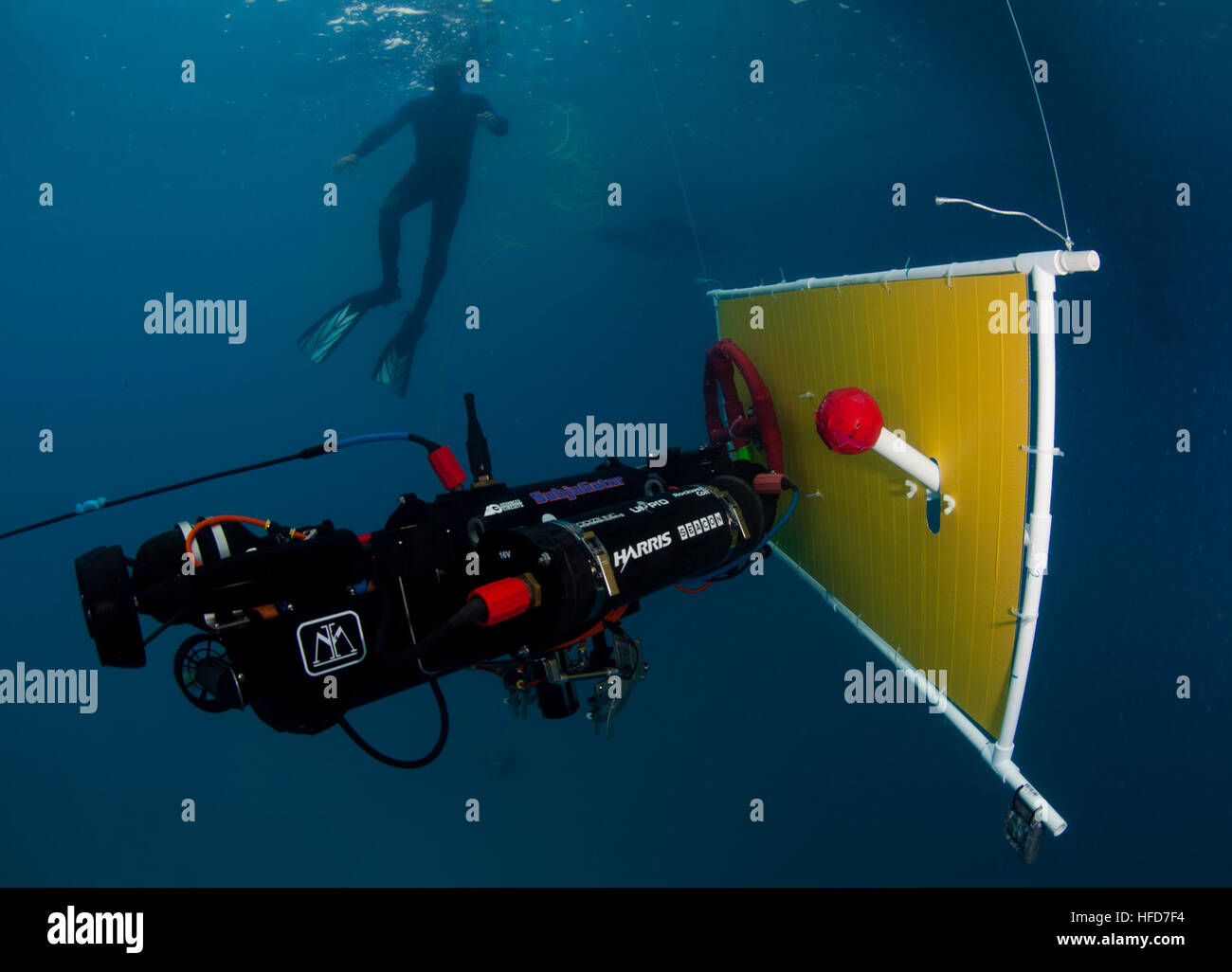 130724-N-GG400-023 SAN DIEGO (24. Juli 2013) ein autonomes Unterwasserfahrzeug (AUV) gebaut von Studenten der University of Florida Machine Intelligence Laboratory navigiert einen Hindernis-Parcours am TRANSDEC schalltoten Pool während RoboSub 2013. RoboSub ist eine jährliche Veranstaltung, die Co-gesponsert von der Association for unbemanntes Fahrzeug Systeme International Foundation und US Office of Naval Research, die Entwicklung von AUVs voraus. (Foto: U.S. Navy Mass Communication Specialist 2. Klasse Jümar T. Balacy/freigegeben) 130729-N-TX154-207 anschließen das Gespräch http://www.navy.mil/viewGallery.asp http Stockfoto