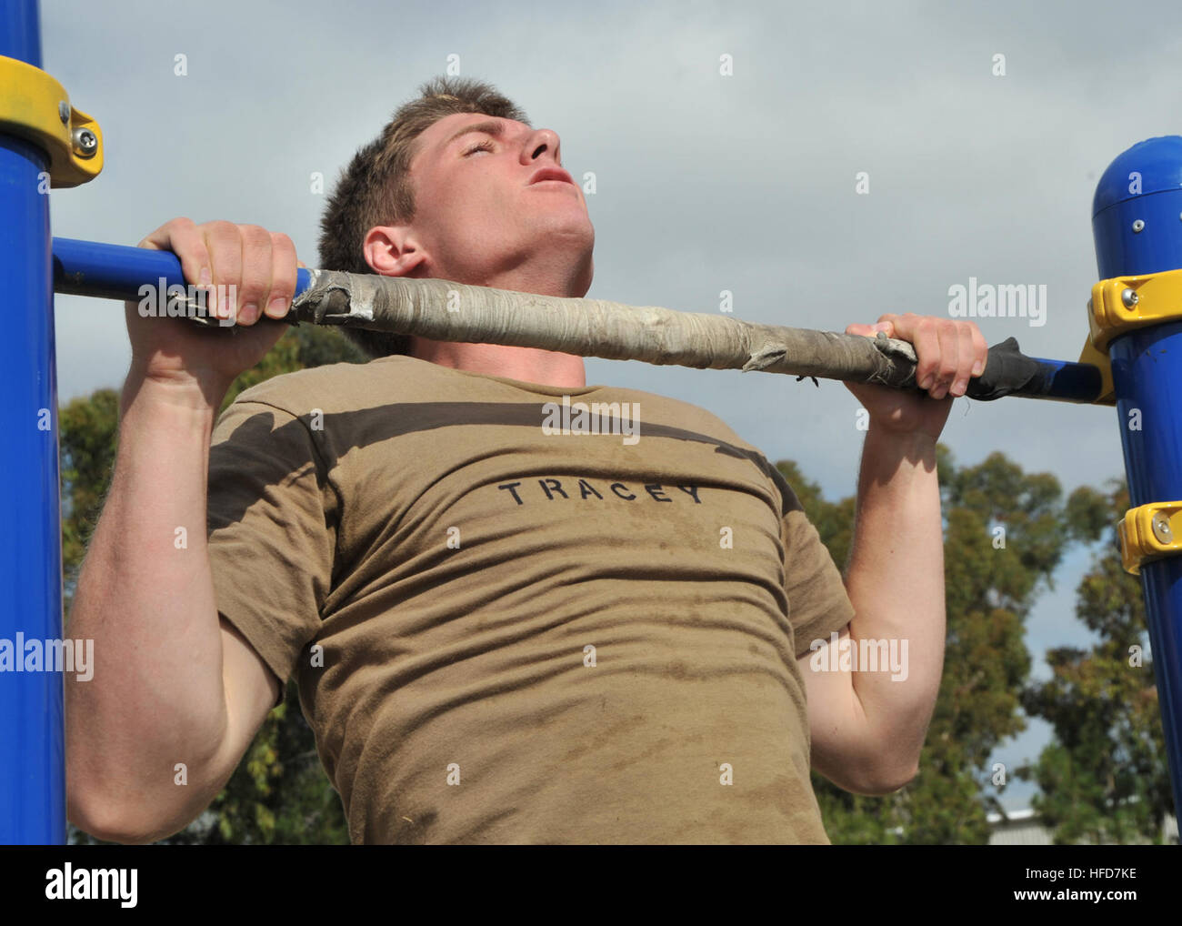 NAVAL BASE SAN DIEGO (1. Juni 2011) First Class Midshipman Jock Tracey führt Klimmzüge während der Sprengstoff Munition zur Verfügung (EOD) Sommer Cruise physische Screening-Test (PST) an der Admiral Prout Field House-Strecke am Naval Base San Diego 1. Juni 2011.  Das Ziel dieses Teils der PST-Datei ist, die hohen körperlichen Standards der EOD Tauchgemeinde Midshipmen vorzustellen. Die EOD Summer Cruise wird verwendet, um potenzielle EOD-Offiziere aus Reserve Officer Training Corps und der United States Naval Academy im Sommer vor ihrem Abschlussjahr identifizieren.   (U.S. Navy Photo von Masse Kommunikation Sp Stockfoto