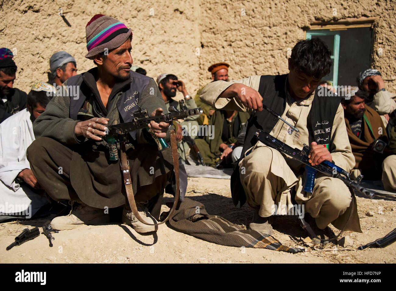 Afghanische Polizei Kandidaten nehmen auseinander ihre AK-47 s während einer Waffen Grundlagen Klasse im Kajran Bezirk, Daykundi Provinz, Afghanistan, Jan. 12. Die Klasse ist Teil einer dreiwöchigen ALP-Schulung, die polizeiliche Grundverfahren, Umgang mit Waffen und anderen notwendigen Fähigkeiten, um zu schützen und zu verteidigen afghanische Bürger und Aufrechterhaltung der Stabilität in der Region abdeckt. Afghanische Polizei Ausbildung 120112-N-JC271-131 Stockfoto