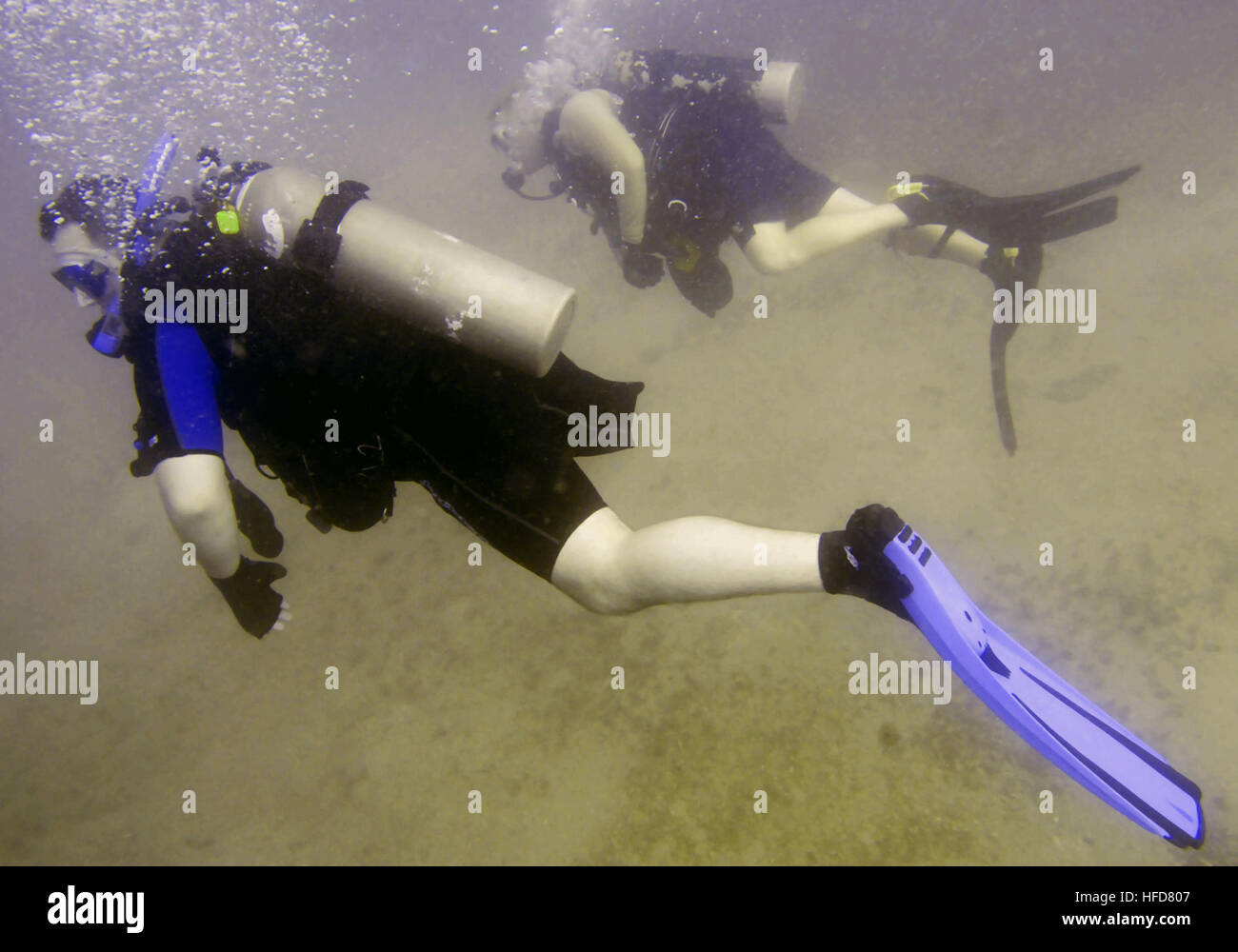 081205-N-9769P-053 GUANTANAMO BAY, Kuba (5. Dezember 2008) Charles James Shaffer schwimmt durch Guantanamo Bay während seinen ersten Tauchgang der Zertifizierung im Rahmen des Programms Soldaten Unternehmen Behinderte Scuba. Mehrere Mitglieder der Joint Task Force Guantanamo freiwillig gerne im Programm, die Behinderte und verwundete erholende Veteranen lehrt wie man Tauchen. (Foto: U.S. Navy Mass Communication Specialist 1. Klasse Jayme Pastoric/freigegeben) Schwimmen durch Guantanamo Bay 136861 Stockfoto