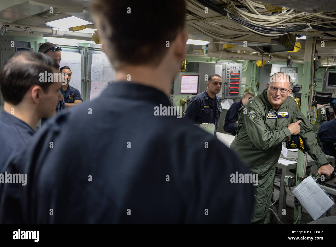 150712-N-TW634-522 indischen Ozean (12. Juli 2015) Rear Admiral Joe Kuzmick, Kommandant der Carrier Strike Group 15, spricht mit den Seeleuten in der zentralen Leitstelle der amphibischen Transportschiff der Dock USS Green Bay (LPD-20). Green Bay ist im Indischen Ozean, die Teilnahme an Talisman Sabre 2015, Talisman Sabre ist eine bilaterale Übung, australische und amerikanische Truppen zu trainieren, bei der Planung und Durchführung von kombinierten Taskforce Operationen bestimmt. (Foto: U.S. Navy Mass Communication Specialist 3. Klasse Derek A. Harkins/freigegeben) Talisman Sabre 2015 150712-N-TW634-522 Stockfoto