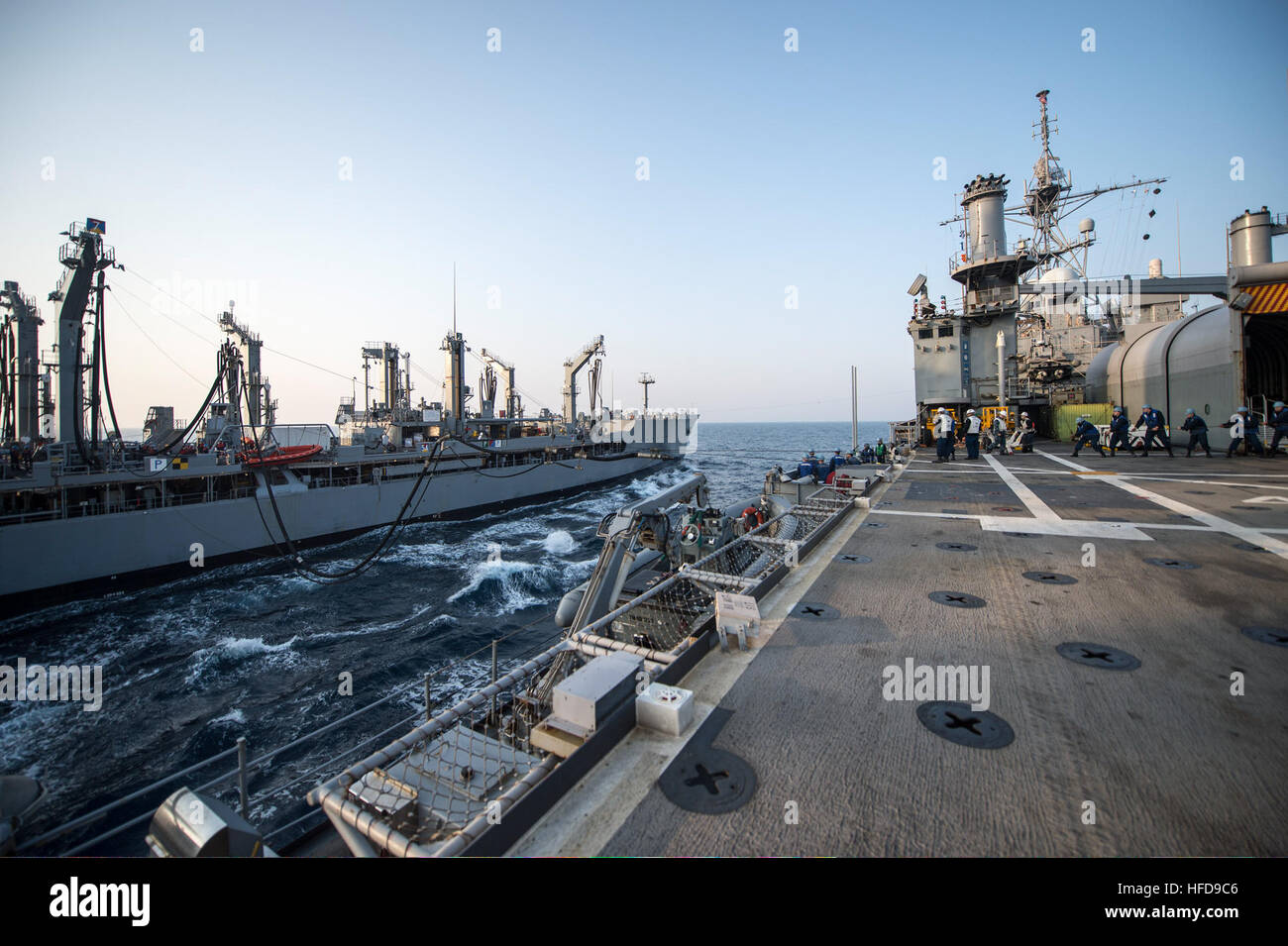 Die amphibischen Transportschiff der Dock USS Denver (LPD-9), Recht, bereitet, Kraftstoff zu empfangen, während ein Nachschub auf See mit der Flotte Nachschub Öler USNS Rappahannock (T-AO 204) in das Ostchinesische Meer 27. März 2014. Die Denver war Teil der Bonhomme Richard amphibische bereit-Gruppe und war die Teilnahme an der Übung Ssang Yong 14, eine kombinierte US-südkoreanische zu bekämpfen, Bereitschaft und Gelenk/kombinierter Interoperabilität Übung entwickelt, südkoreanische Führungs- und Kontrollfähigkeiten über amphibische Operationen zu gelangen. (Foto: U.S. Navy Mass Communication Specialist 3. Klasse Todd C. Behrman/R Stockfoto