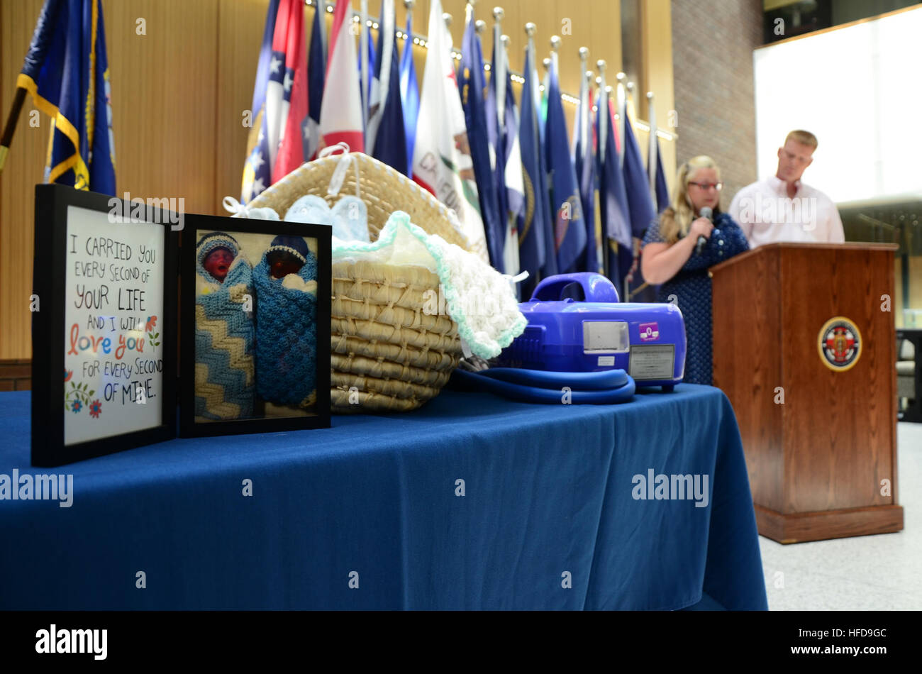 Joel und Lisa Crenshaw spendete zwei kuscheln Kinderbetten, gekühlte Babykörbchen zu Naval Hospital Camp Lejeune während einer Zeremonie, ihre Söhne, Söhne Paul und Christopher, 4 Mai zu Ehren.  Lisa und Joel verloren ihre Söhne zu einem Syndrom genannt Twin-Twin Transfusion Syndrome, die Ergebnisse in eine unausgewogene Blut in der Gebärmutter liefern. Die Crenshaw hatte etwas mehr als 12 Stunden mit ihren Söhnen, aber die beiden durch signifikante Veränderungen mit der ersten Stunde ging. Die Babykörbchen bewahrt den Körper und ermöglicht es trauernden Eltern länger mit ihren noch geboren Kind zu verbringen. Die gaben der Zeit gekühlt Babykörbchen bieten g Stockfoto