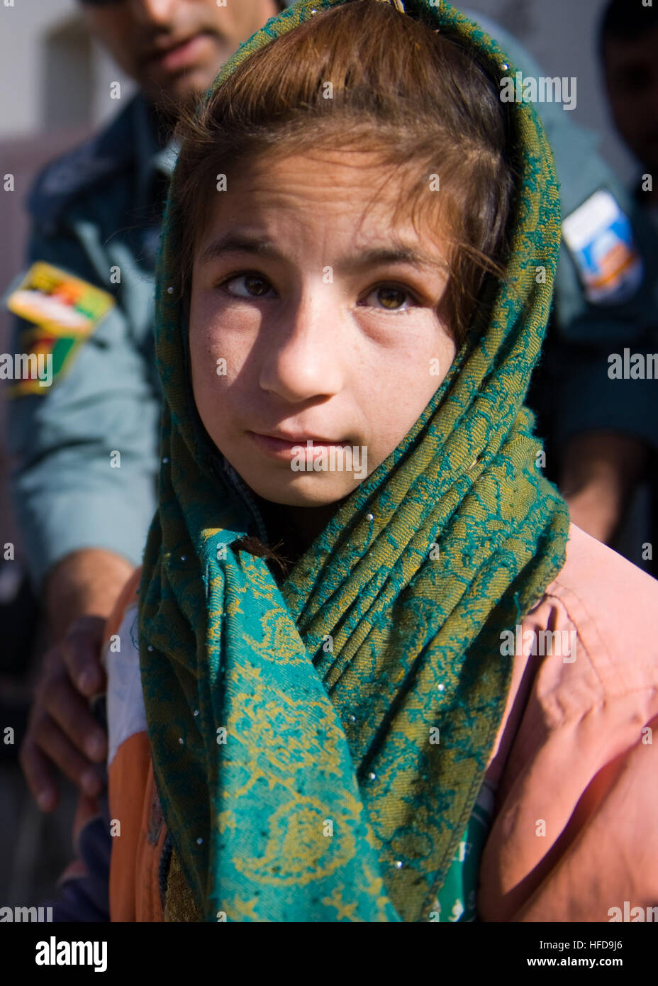 Ein afghanisches Mädchen posiert für ein Foto vor dem afghanischen nationalen Polizisten und Mitglieder der Koalition Dienst an einer Grundschule in der Nähe von Kandahar Flugplatz Schulbedarf erhalten. Während des Besuchs sprach afghanischen und Koalition Führer zu den Kindern über die Bedeutung von Bildung und gutes Benehmen vor Aushändigung Schulmaterial. Afghanische Polizei geben Schulmaterial, Kandahar Kinder 344798 Stockfoto