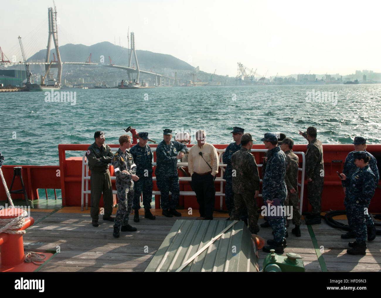 BUSAN, Republik Korea (16. März 2013) John W. Mansfield, Center, zivile Meister des Military Sealift Command-Offshore-Erdöl-Vertriebssystems USNS VADM K. R. Wheeler (T-AG 5001), bietet eine Führung seines Schiffes zu aktiven und Reservemitglieder der USA, Südkorea und australischen Streitkräfte.    (Foto: U.S. Navy Mass Communication Specialist 2. Klasse Joshua B. Bruns/freigegeben) 130316-N-TB416-184 beitreten das Gespräch http://www.facebook.com/USNavy http://www.twitter.com/USNavy http://navylive.dodlive.mil der Meister der USNS VADM k.r. Wheeler einen Überblick gibt. (8574826 Stockfoto