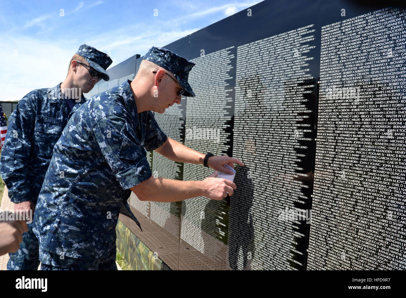 150613-N-WR119-013 COLORADO SPRINGS, Colorado (13. Juni 2015) Logistik Spezialist Seaman David Highfill mit Operational Support Unit 1914, sucht den Namen des Daniele B. Herrell, der während des Vietnam-Krieges getötet wurde. Die Moving Wall ist eine halb-Replik des Washington D.C. Vietnam Veterans Memorial und tourt die Vereinigten Staaten seit 1984. Es gibt 58.219 Männer und Frauen Dienstnamen aufgeführt auf der Moving Wall, die starben oder vermisst, während des Vietnam-Krieges. (Foto: U.S. Navy Mass Communication Specialist 1. Klasse Gilbert Bolibol/freigegeben) Die Moving Wall Besuche Colorado Spring Stockfoto