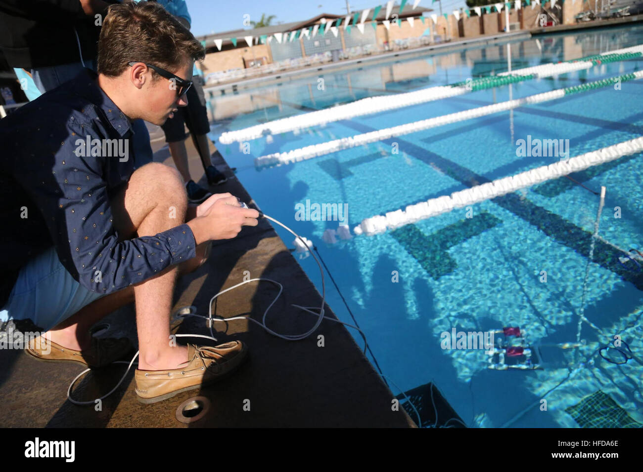 William O'Brien, ein Abiturient bei Coronado High School, steuert ein Unterwasser Remote betrieben Fahrzeug (ROV) während einer zeitgesteuerten manövrieren Challenge hängen Ringe abholen und verschieben Sie sie in einen Korb als Teil der ONR Meer Barsch-Herausforderung. Das Office of Naval Research See Barsche Programm ist eine innovative Unterwasser-Robotik-Programm, die stattet Lehrer und Schüler mit den Ressourcen, die sie benötigen, um ein Unterwasser ROV in einem in der Schule oder der außerschulischen Umfeld bauen. Studenten bauen das ROV aus einem Bausatz bestehend aus kostengünstige, leicht zugänglichen Teile nach einem Lehrplan, der Basismotor lehrt Stockfoto