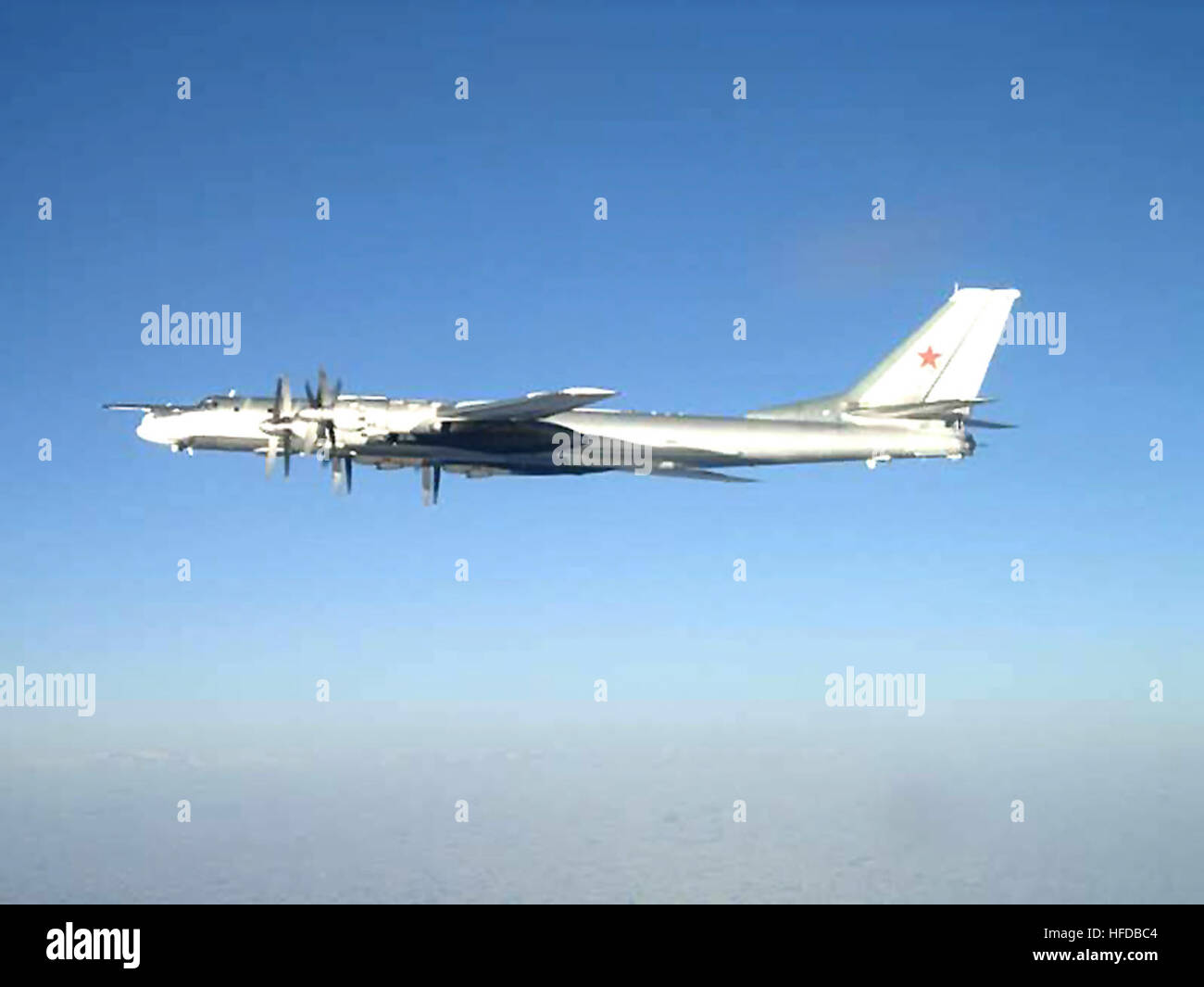 080209-N-XXXXX-003 PACIFIC (2. Februar 2008) eine der zwei russische Tu-95 Bear lange klingelte Bombenflugzeuge, die die US Navy Flugzeugträger USS Nimitz (CVN-68) am 9. Februar 2008 südlich von Japan näherte. Als Standardverfahren der Träger startete ein Kämpfer Abfangen der F/A-18 Hornet strike Kämpfer zugewiesen, Carrier Air Wing (CVN) 11 als Escort.  Nimitz wurde durch den westlichen Pazifik auf eine regelmäßige Bereitstellung Transit, wenn der Vorfall ereignete sich. U.S. Navy Photo (freigegeben) Tupolew Tu-95 südlich von Japan 2008-02-09 Stockfoto