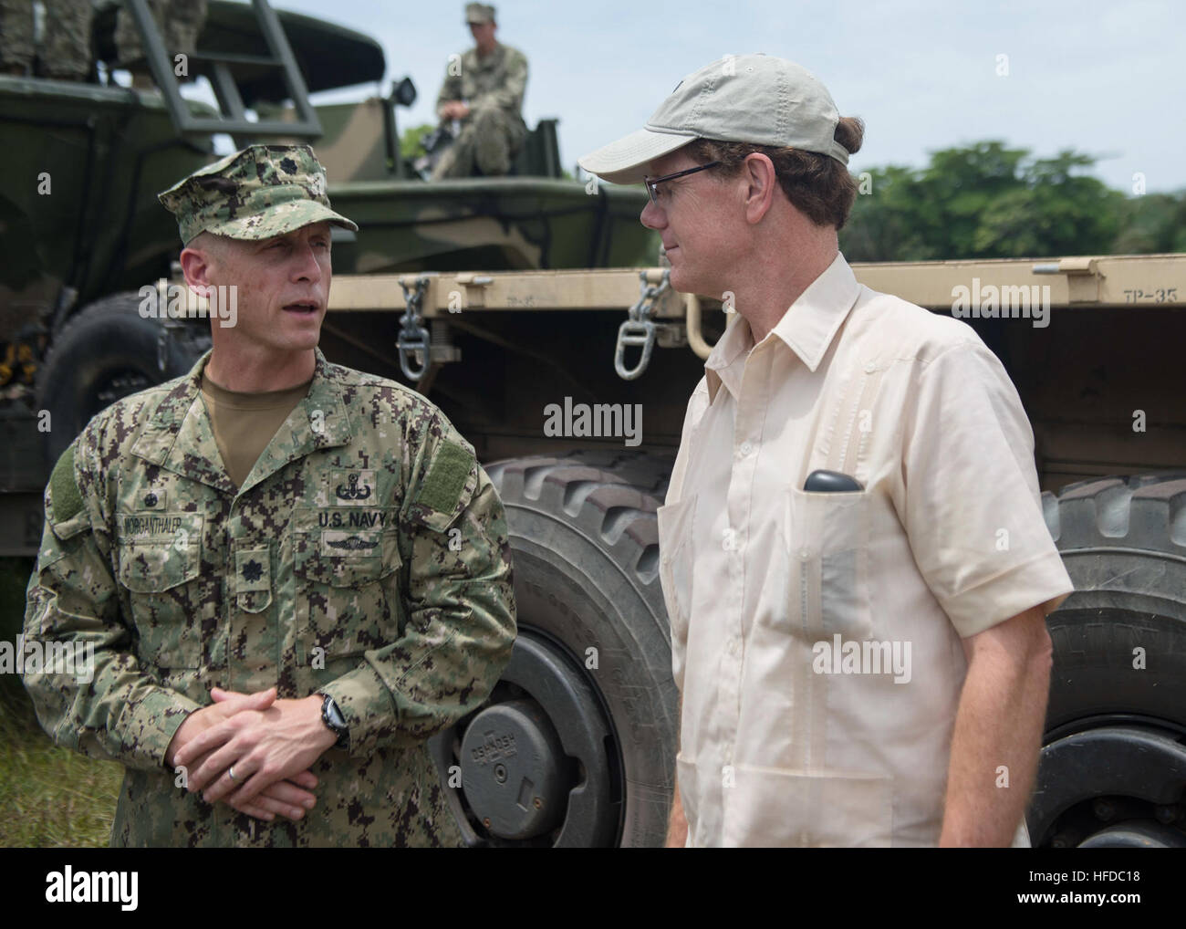 US-Botschafter in Honduras James D. Nealon, Recht, spricht mit U.S. Navy Commander Jeffrey V. Morganthaler, der kommandierende Offizier an Land der südlichen Partnerschaft Station (SPS) 2014, während der Tour ein Camp in Puerto Castilla, Honduras, 1. September 2014, SPS-2014. SPS ist eine jährliche Bereitstellung von US-Schiffen auf den US Southern Command Verantwortungsbereiche in der Karibik und Lateinamerika. In der Übung sollen Austausch von Informationen mit Marine, Küstenwache und zivilen Dienstleistungen in der gesamten Region. (Foto: U.S. Navy Mass Communication Specialist 1. Klasse Rafael Martie/freigegeben) US-Amba Stockfoto