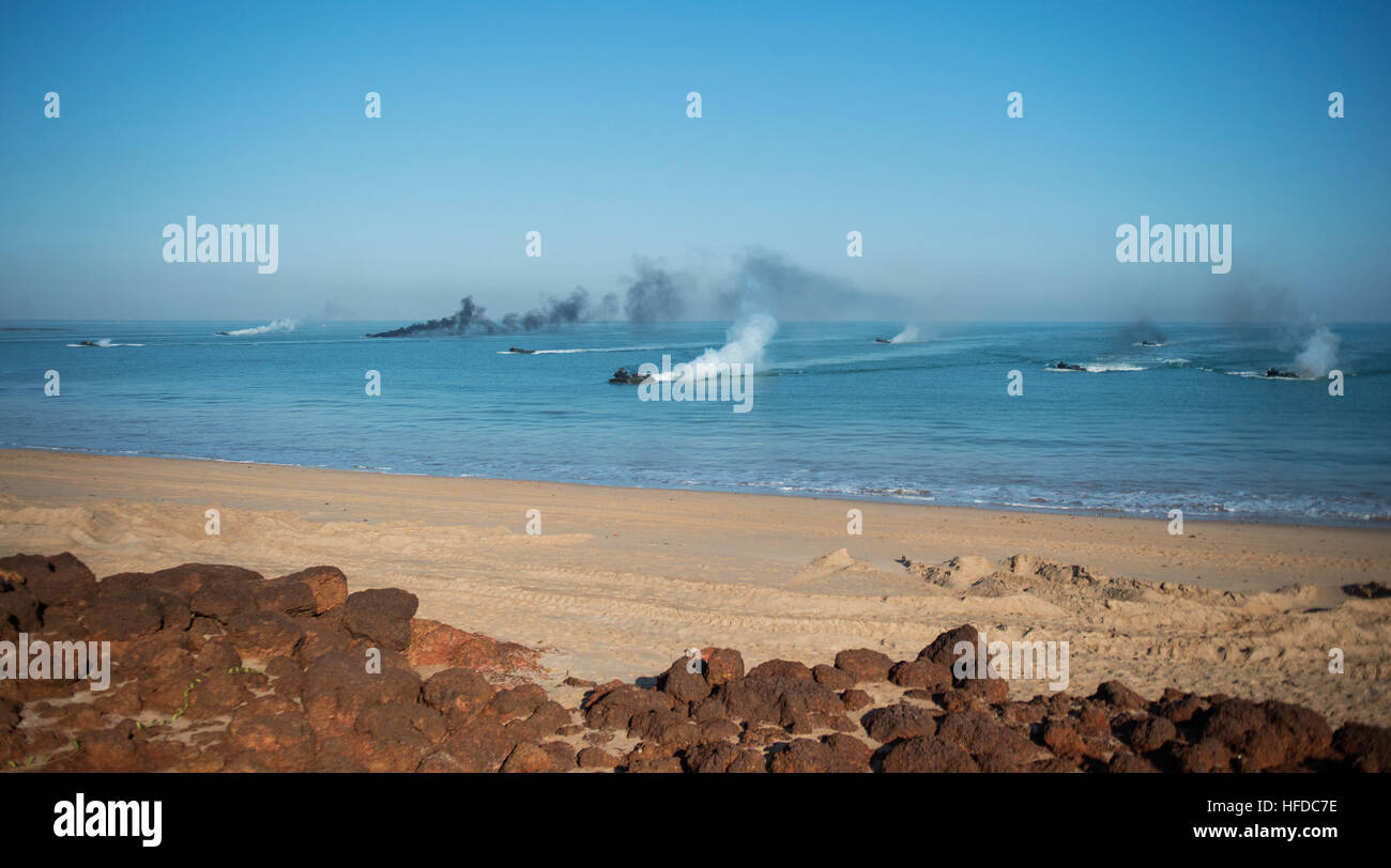 Assault Amphibienfahrzeuge, 31. Marine Expeditionary Unit, Transit in Richtung Gold Beach für einen amphibischen Angriff während Talisman Sabre 2015 um Nebel Bay, Australien, 11. Juli 2015 zugewiesen. Talisman Sabre ist eine Biennale Übung, die bietet eine wertvolle Gelegenheit für fast 30.000 US und australische Verteidigung-Kräfte zur Durchführung von Operationen in einer kombinierten, gemeinsame und ressortübergreifende Umgebung, die beide Länder Fähigkeit zu planen und führen Sie eine vollständige Palette von Operationen aus Kampfeinsätze zu humanitären Hilfsmaßnahmen zunehmen wird. (Foto: U.S. Navy Mass Communication Specialist 2. Cla Stockfoto