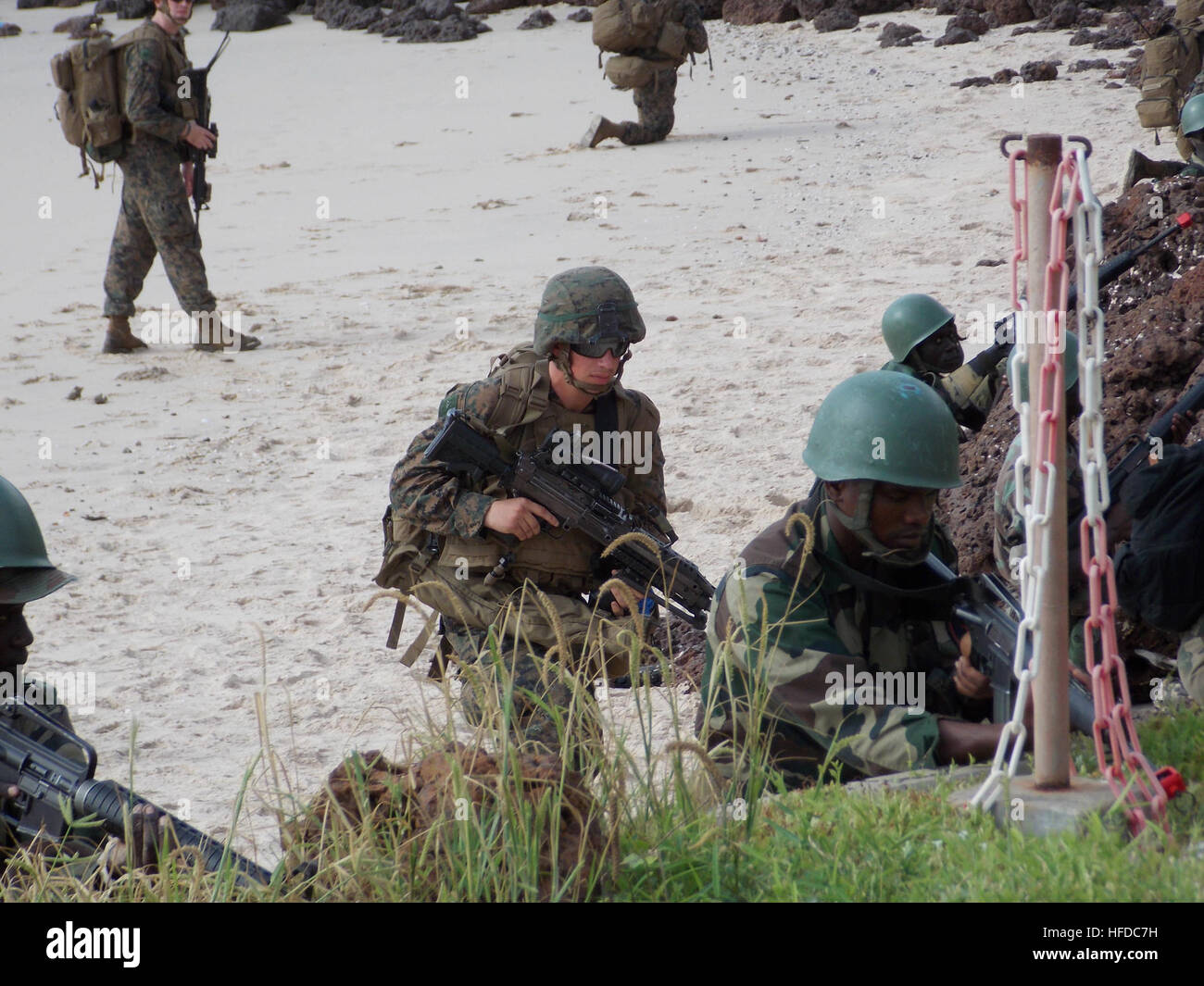 Senegal (14. September 2013) - Marines, eine internationale Marine-Task-Force der USA vertreten, niederländischen, spanischen und britischen Servicemembers und Senegalesen Kräfte sicher einen Strand während der Durchführung einer amphibischen Landung auf einem senegalesischen naval Base. Die Veranstaltung fällt mit der Royal Netherlands Navy Landung Plattform Dock HNLMS Rotterdam (L800) Afrika Winde Bereitstellung und ihre unterstützenden Bemühungen um Afrika Partnerschaft Station (APS). Nun im sechsten Jahr ist APS eine internationale Zusammenarbeit Sicherheitsinitiative zur Stärkung der globalen maritimen Partnerschaften durch Ausbildung und kollaborative acti Stockfoto