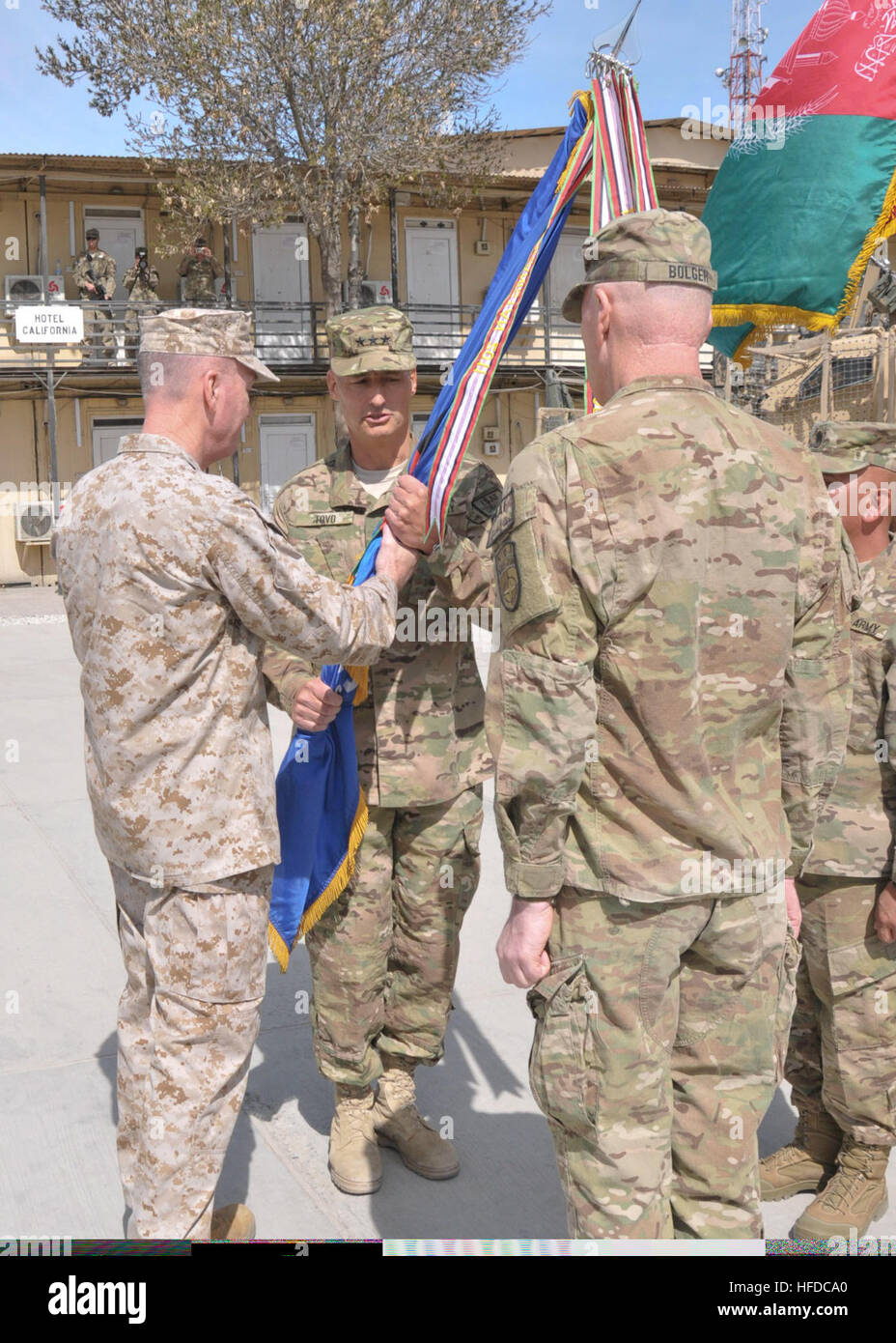 General Joseph F. Dunford Jr., Kommandant, ISAF/USFOR-A, Hände Befehls kombiniert Sicherheit Übergang-Afghanistan Flagge zu eingehenden Kommandeur Generalleutnant Kenneth E. Tovo bei einem Befehl Zeremonie im Camp Eggers, 2. April 2013. Generalleutnant Tovo übernahm das Kommando der NATO Training Mission-Afghanistan und CSTC-A von Generalleutnant Daniel P. Bolger bei der Veranstaltung.  (U.S. Navy Photo by Massenkommunikation Spezialist 3. Klasse (SW/IDW) Sean Weir) US Marine Corps General Joseph F. Dunford Jr., links, der Kommandeur der International Security Assistance Kraft-U 130402-N-HU588-022 Stockfoto