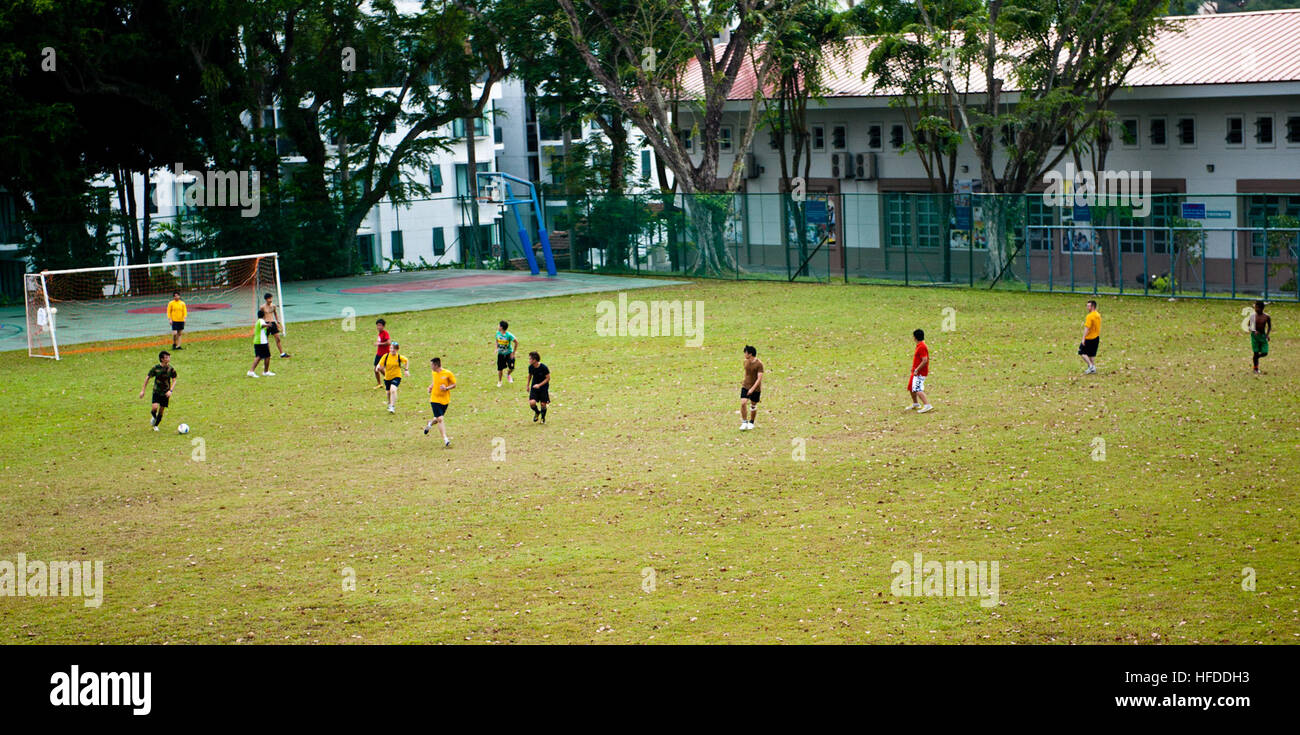 US-Segler, zugewiesen auf dem Flugzeugträger USS John C. Stennis (CVN-74), Spiele Fußball mit jungen und Mitarbeiter von Boys Town, eine gemeinnützige Einrichtung, während ein Community-Service-Event in Singapur 27. Januar 2012. John C. Stennis in den USA betrieben 7. Flotte Tätigkeitsbereich auf eine siebenmonatige Bereitstellung. (Foto: U.S. Navy Mass Communication Specialist 3. Klasse Kenneth Abbate/freigegeben) US-Segler, zugewiesen auf dem Flugzeugträger USS John C. Stennis (CVN-74), Spiele Fußball mit jungen und Mitarbeiter von Boys Town, eine gemeinnützige Einrichtung, während ein Community-Service-Event in S Stockfoto
