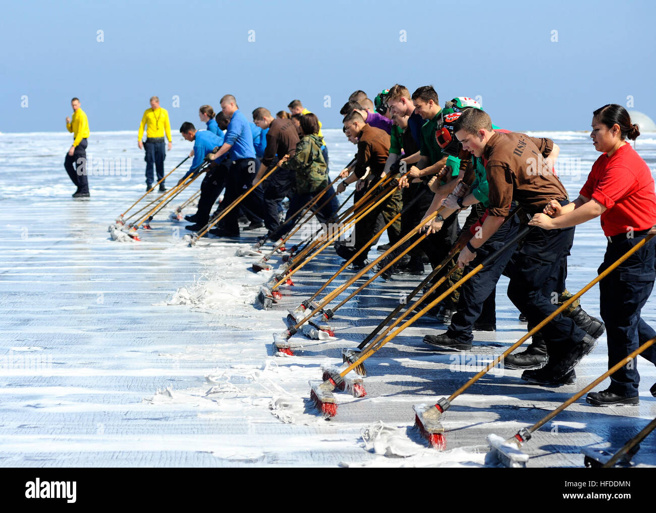 US-Matrosen und Marinesoldaten schrubben das Flugdeck des Flugzeugträgers USS Harry S. Truman (CVN-75) 9. März 2014, in den Golf von Oman. Harry S. Truman Carrier Strike Group wurde in den USA eingesetzt 5. Flotte Aufgabengebiet Durchführung von maritimen Sicherheits-Operationen und Theater Sicherheitsbemühungen Zusammenarbeit zur Unterstützung der Operation Enduring Freedom. (Foto: U.S. Navy Mass Communication Specialist 2. Klasse Adam Brock/freigegeben) US-Matrosen und Marinesoldaten schrubben das Flugdeck des Flugzeugträgers USS Harry S. Truman (CVN-75) 9. März 2014, in den Golf von Oman 140309-N-LH273-052 Stockfoto
