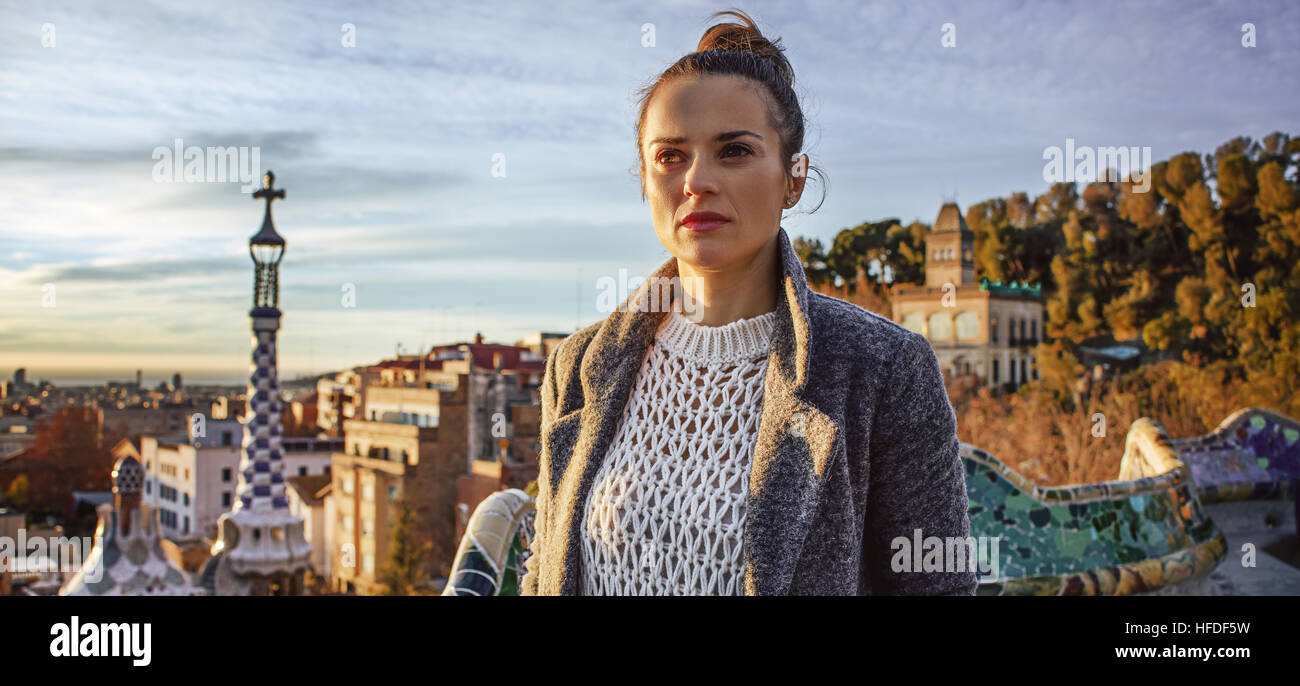 Barcelona-Handschrift. elegante Reisende Frau im Mantel im Park Güell in Barcelona, Spanien Blick in die Ferne Stockfoto