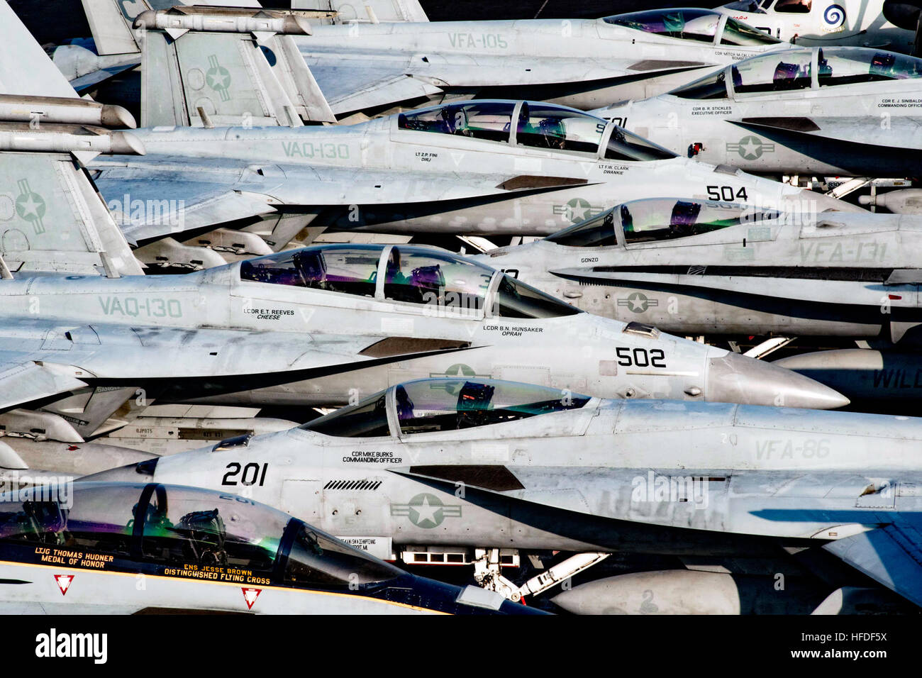 5. Flotte AREA OF OPERATIONS (29. November 2016) Flugzeuge stehen auf dem Flugdeck des Flugzeugträgers USS Dwight D. Eisenhower (CVN-69). Das Schiff und seine Träger Streik Gruppe werden eingesetzt zur Unterstützung der Operation inhärenten lösen, maritimer Sicherheitsoperationen und Theater-Sicherheits-Operationen und Sicherheitsbemühungen Zusammenarbeit Theater in den USA 5. Flotte Einsatzgebiet. (US Navy Foto von Seemann Casey S. Trietsch/freigegeben) 161129-N-BH414-057 mitreden: http://www.navy.mil/viewGallery.asp http://www.facebook.com/USNavy http://www.twitter.com/USNavy http://navylive.dodlive.mil h Stockfoto