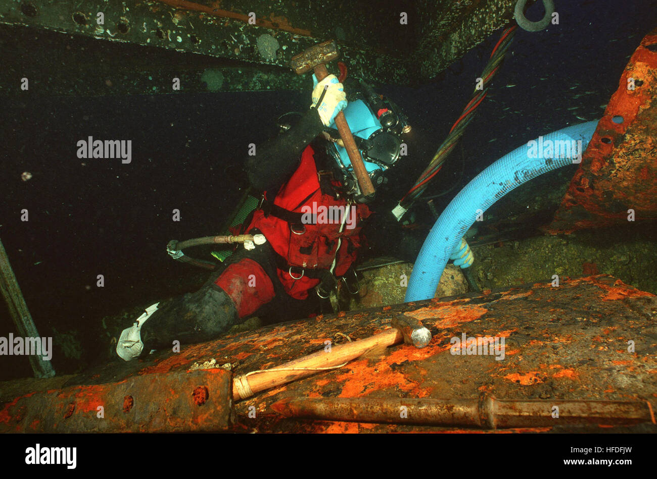 010703-N-5329L-005-Atlantik (3. Juli 2001) - verwendet US Navy Taucher, Senior Chef Lokomotiv Bill Staples aus Somersworth, NH, Hammer und Meißel, um Deck-Beschichtung aus dem historischen Wrack der USS Monitor zu befreien.  Heftklammern und andere US-Navy Sättigung Taucher arbeiten rund um die Uhr mit Archäologen aus der National Oceanographic and Atmospheric Administration (NOAA), die Hauptmaschine zu retten und andere Artefakte aus dem Wrack konserviert und später angezeigt werden im The Mariners Museum in Newport News, Virginia  Taucher sind Arbeiten von Derrick Barge "Wotan", das als das Mai handelt Stockfoto