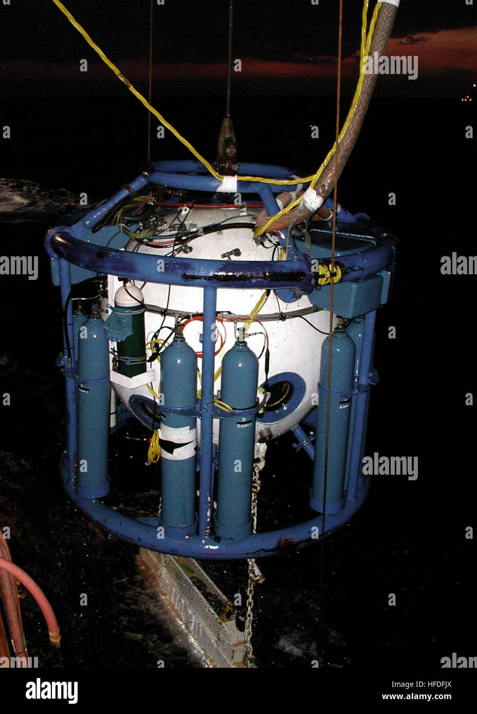 010707-N-3093M-003-Atlantik (7. Juli 2001)--wird das Personal übertragen Kapsel (PTC) an der Oberfläche des Atlantiks ausgelöst, nach einem acht-Stunden-Tauchgang auf dem historischen Wrack der USS Monitor vor der Küste von Cape Hatteras in North Carolina  Die PTC ist Teil eines zivilen Sättigung Dive Systems geleast von der US Navy und transportiert auf der Website an Bord der Derrick Barge "Wotan".  Das Schiff dient als wichtigste Stütze Gefäß für die Phase II der Monitor 2001 Expedition, die sechste Expedition durch die Marine und die National Oceanographic and Atmospheric Administration (NOAA) Wahrung die historischen v Stockfoto