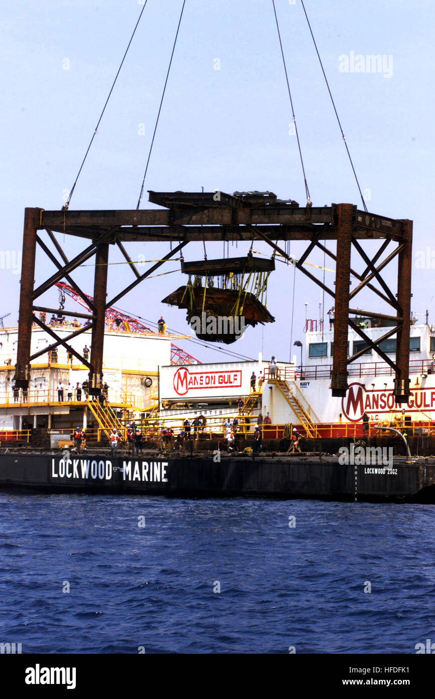 010716-N-7770P-003-Atlantik (16. Juli 2001)--Marine Taucher, Zusammenarbeit mit Archäologen aus der National Oceanic and Atmospheric Administration (NOAA) auf der Derrick Barge "Wotan", erholte sich die Dampfmaschine, die Zugehörigkeit zu der historischen USS Monitor aus den Wassern des National Marine Sanctuary Monitor, 16 Meilen vor der Küste von Cape Hatteras, N.C  Die Wiederherstellung markiert einen wichtigen Meilenstein für die Monitor-2001-Expeditionen und NOAA Long-Range Plan wiederherstellen und bewahren die Bürgerkrieg-Ära gepanzerte Schiff.  Der Motor wird nach Newport News geschleppt und vorbereitet für die Anzeige auf die Mariners Mus Stockfoto