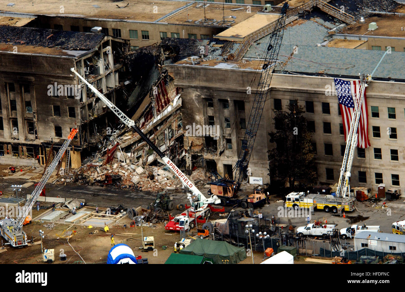Die Luftaufnahme zeigt die Schäden am Pentagon, nachdem American Airlines Flug 77 am 11. September 2001 in das Gebäude gestürzt war. Der Angriff führte zum Tod aller 64 Menschen an Bord und 125 Insassen im Pentagon. Stockfoto