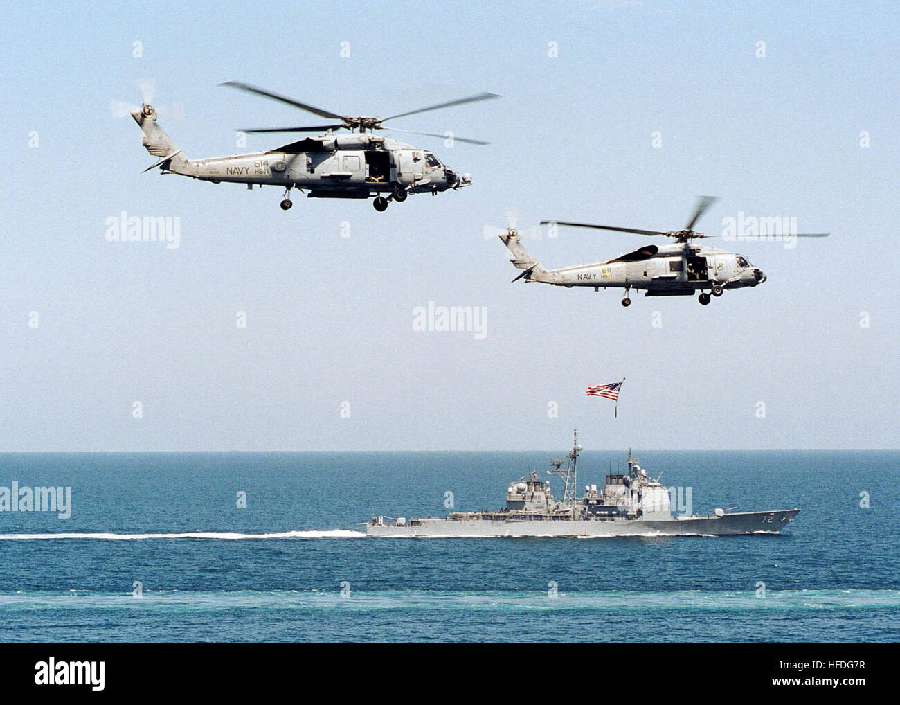 020304-N-2003S-003 auf hoher See an Bord der USS Theodore Roosevelt (CVN-71) 4. März 2002 - beteiligen HH - 60 H ÒSeahawkÓ Hubschrauber zugewiesen "Drachentötern" der Hubschrauber Anti-Submarine Squadron One One (HS-11) zusammen mit USS Vella Gulf (CG-72) ein 'Air Power'-Demonstration für die Besatzungsmitglieder der Kampfgruppe USS Theodore Roosevelt.  Die ÒDragonslayersÓ sind Teil des Carrier Air Wing One (CVW-1).  Der Lenkflugkörper Kreuzer und Flugzeugträger sind Teil der Befehl Träger Gruppe acht (CCG-8) und sind auf dem Weg zu ihren Heimathafen Norfolk, VA.  Foto: U.S. Navy PhotographerÕs Mate 2. Klasse J Stockfoto