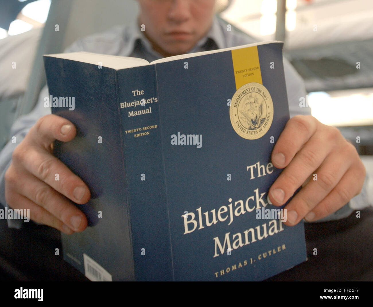 020329-N-3995K-108 Recruit Training Center, Great Lakes, IL. (Mrz 29, 2002) - Ein neuer Rekrut Studien eine Kopie des BluejacketÕs Handbuch (BJM), zweiundzwanzigsten Ausgabe, während einer Pause in betriebliche Ausbildung. Das Handbuch 1902 erschien und das erste Handbuch praktische Informationen für neue Rekruten zur Verfügung.  Foto: U.S. Navy Journalist 1. Klasse Preston Keres. (FREIGEGEBEN) US Navy 020329-N-3995K-108 rekrutieren studiert die Bluejacket Handbuch Stockfoto