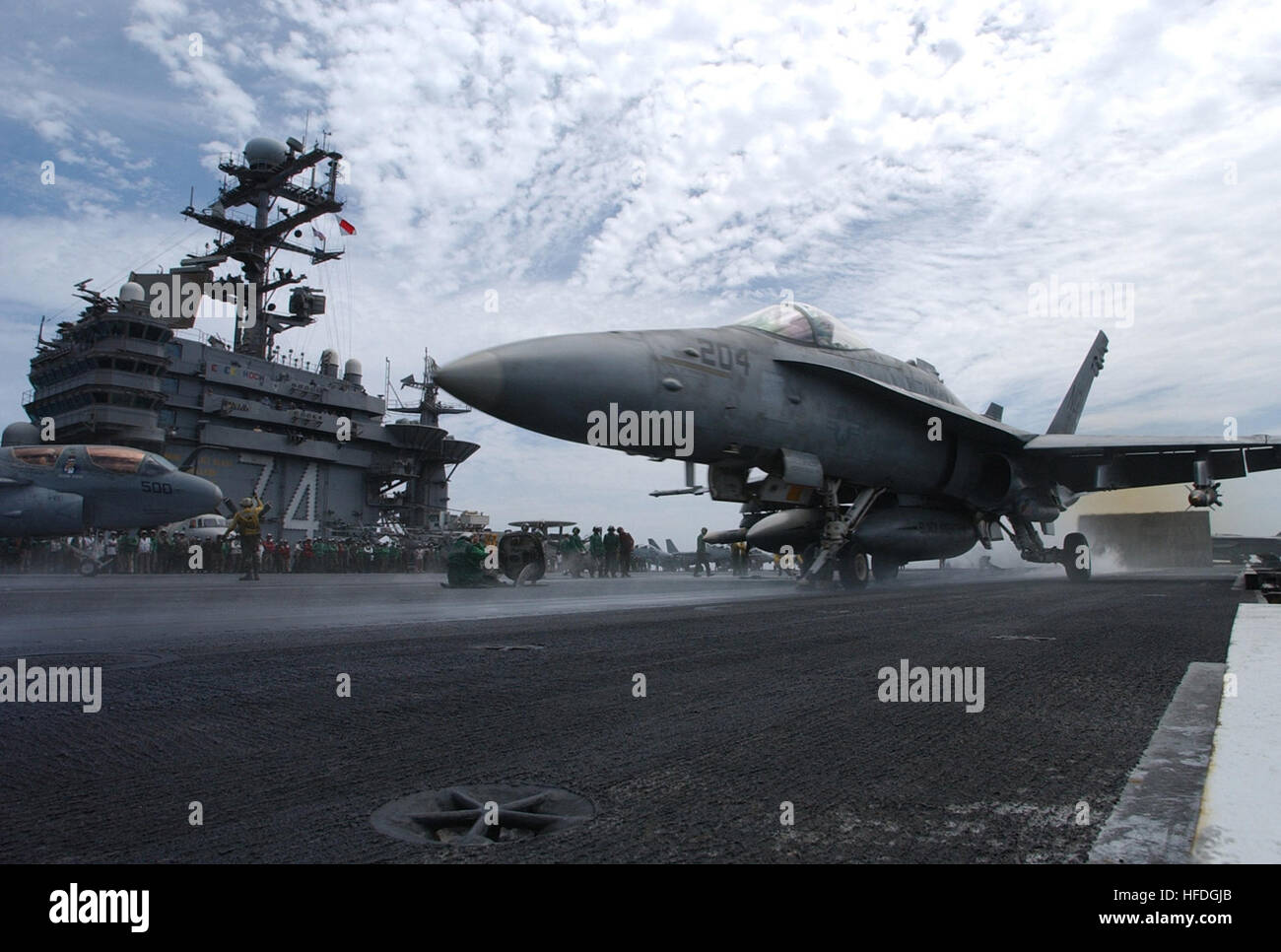 020415-N-4768W-086 auf hoher See an Bord der USS John C. Stennis (CVN-74), 15. April 2002--eine F/A-18 "Hornet" von den "Black Knights" der Marine Fighter Attack Squadron drei eine vier (VMFA-314) startet von einem von vier des Dampfes katapultieren Systeme auf dem Schiff Flugdeck.  John C. Stennis und Carrier Air Wing Nine (CVW-9) führen Kampfeinsätze zur Unterstützung der Operation Enduring Freedom.  Foto: U.S. Navy des Fotografen Mate 3. Klasse Joshua Wort.  (FREIGEGEBEN) U.S. Navy 020415-N-4768W-086-F-A-18 bereitet zu starten Stockfoto