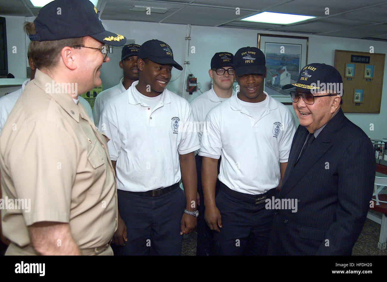 020529-N-4178C-001 an Bord USS Gary (FFG 51) Yokosuka, Japan (29. Mai 2002)--besucht US-Senator Daniel K. Inouye (D-Hawaii) mit Matrosen an Bord der Fregatte USS Gary während des Senators Goodwill Reise weiterleiten Seestreitkräfte in Yokosuka, Japan stationiert bereitgestellt.  Senator Inouye betonte den Zweck seiner Reise war es, gerecht zu werden und danken vorwärts bereitgestellten Segler mit den Vereinigten Staaten im Ausland.  Senator Inouye traf sich auch mit Matrosen an Bord der 7. Flotte Befehl Schiff USS Blue Ridge (LCC-19) und Kommandant, Flotte Aktivitäten, Yokosuka, Japan.  Foto: U.S. Navy Journalist 1. Klasse Bruce Cummins.  (RELEA Stockfoto