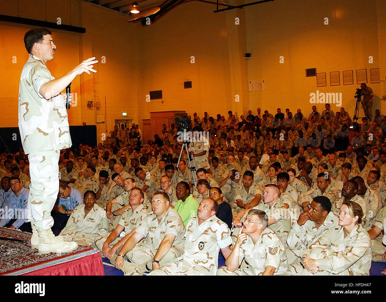 020613-N-4347S-519 Naval Security Aktivität, Manama, Bahrain--The Master Chief Petty Officer der Marine (INTERNIERUNGSLAGER) Terry D. Scott spricht für Segler am Naval Security Aktivität Bahrain während einer "alle Hände genannt," wo Segler die Möglichkeit, die INTERNIERUNGSLAGER Fragen bezüglich der Marineministeriums gegeben sind.   US Navy Foto vom Fotografen Paaren 2. Klasse Michael Sandberg.  (FREIGEGEBEN) US Marine-020613-N-4347S-519-INTERNIERUNGSLAGER Scott an Bord der NSA-Bahrain Stockfoto