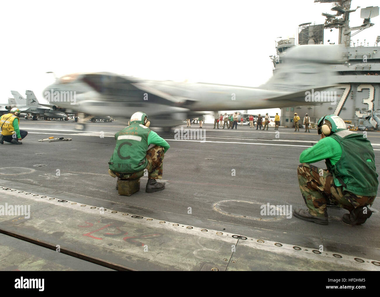 020808-N-3986D-001 auf hoher See an Bord der USS George Washington (CVN-73) 8. August 2002--hocken Segler auf dem Flugdeck als eine EA-6 b-ÒProwlerÓ, die "Scorpions" taktische Electronic Warfare Squadron One drei Two (VAQ-132) startet von dem Flugdeck zugewiesen.  Die ÒProwlerÓ bietet einen Regenschirm des Schutzes über Streik Flugzeuge, Bodentruppen und Schiffe von jamming feindliche Radar, elektronische Daten-Verbindungen und Kommunikation.  George Washington ist auf einen geplanten sechsmonatigen Einsatz Durchführung von Missionen zur Unterstützung der Operation Enduring Freedom.  Foto: U.S. Navy des Fotografen Mate Airman Jessica Da Stockfoto