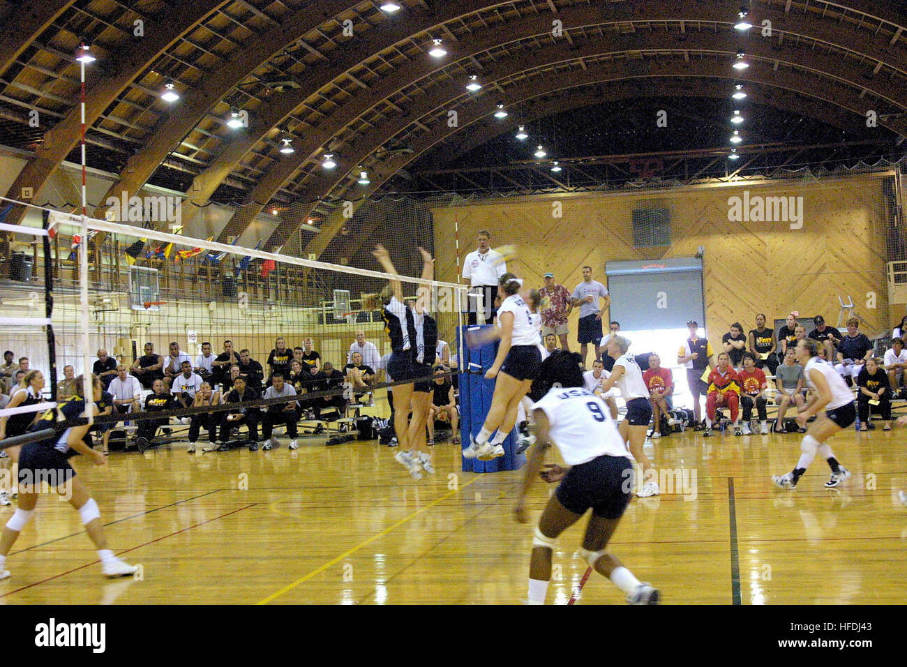 020914-N-0000 X-001 Millington, Tennessee (NNS)--statt WomenÕs Volleyball TeamÕs während der 2002 Streitkräfte WomenÕs Volleyball Meisterschaft am Naval Support Aktivität Mittler-Süden von Sept. 9-14. Marine beendete die Weltmeisterschaft siegreich, bleibt ungeschlagen gegen drei andere Schwester Dienstleistungen, Heer, Luftwaffe und Marine.  Wichtige Mitglieder aus allen vier Teams umfasst ÒTeam U.S.A.,Ó und die Vereinigten Staaten in der Conseil International du Sport Militarie Meisterschaft, bekannt als CISM, statt noch in diesem Monat in Constanta, Rumänien, wo die US-Militär Athleten militärische Teams konfrontiert sein wird Stockfoto