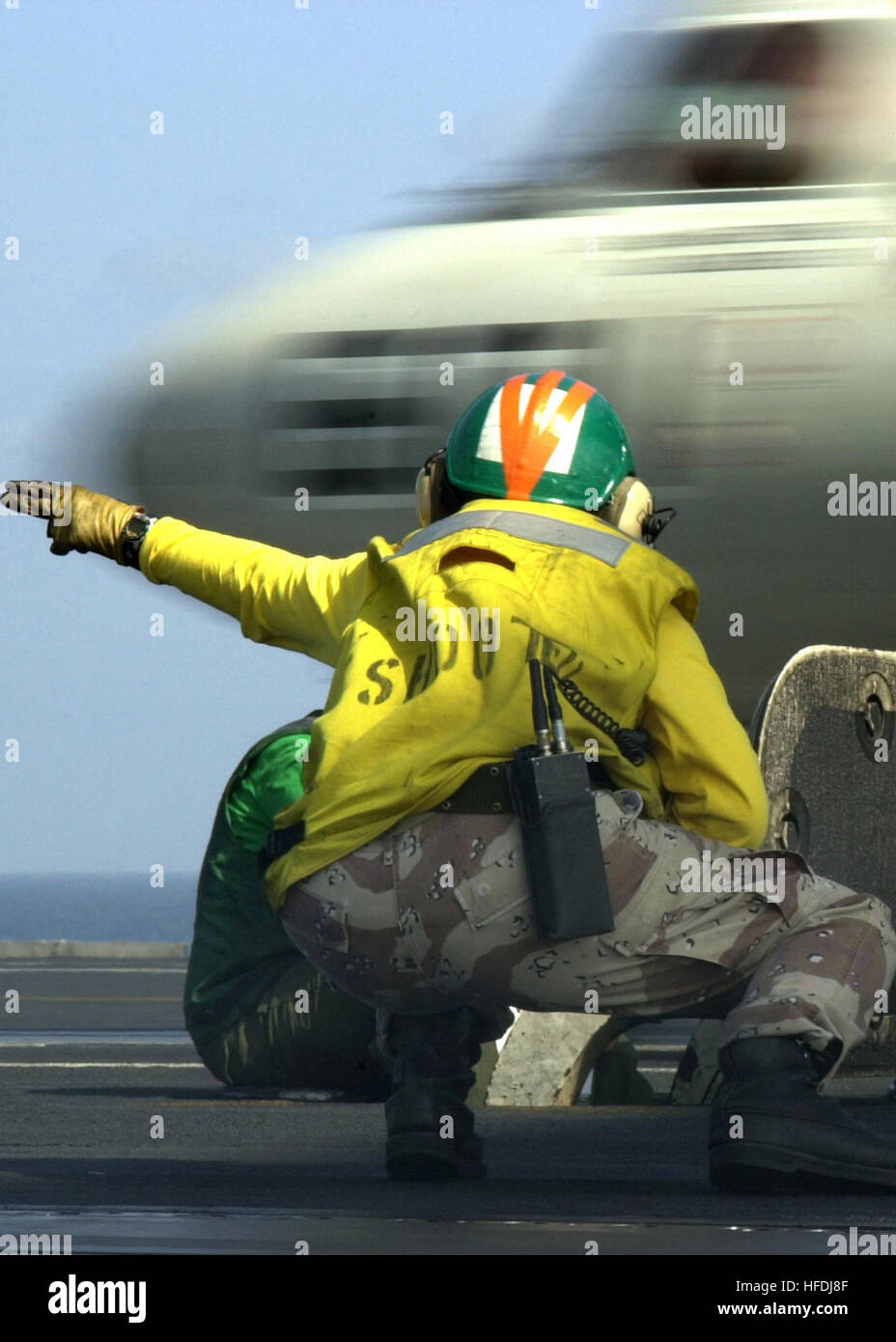 020923-N-1159M-003 auf hoher See an Bord der USS Abraham Lincoln (CVN-72) Sept. 23, 2002--gibt A Sailor das Signal, eine E - 2 C "Hawkeye" von einem der vier dampfgetriebenen Katapulte auf dem Schiffsdeck Flug zu starten.  "Hawkeye" ist die Marine All-Wetter, trägergestützte taktische Warn- und System Flugzeug.  Freuen Sie sich auf All-Wetter Luftgestützte Frühwarnung Befehl und Kontrollfunktionen für die Carrier Battle Group.  Zusätzliche Missionen beinhalten Oberfläche Überwachung Koordination, Streik und Interceptor, Such- und Rettungsaktionen Führung und Kommunikation-Relais.  Lincoln und ihre eingeschifften Carrier Air W Stockfoto