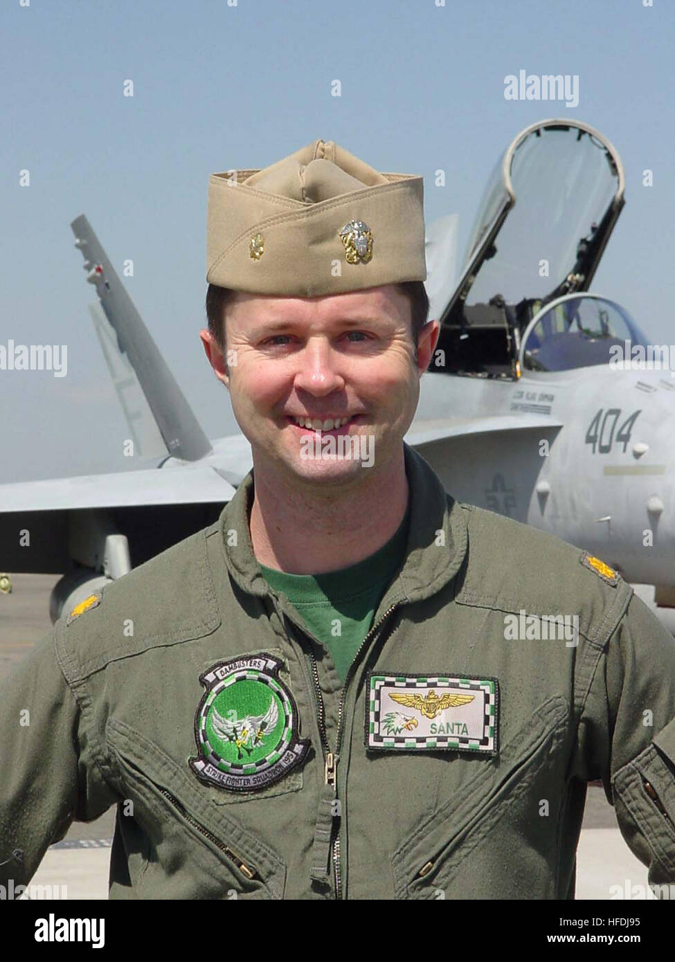 020924-N-8019K-440 Naval Air Facility, Atsugi, Japan (Sept. 24, 2002)--US Navy Lt. CMdR Klas ÒSantaÓ Ohman, Strike Fighter Squadron One Nine Five (VFA-195) zugewiesen wurde ausgewählt, um ein Replikat der Wright Brüder 1902 Schirm in Kitty Hawk, NC, während einer Festveranstaltung, genannt ÒReturn, Kitty HawkÓ Okt. 5-8 zu fliegen. Veranstaltungen sollen das 100. Jahr der kontrollierten Flug zu feiern.  Ohman, USS Kitty Hawk-basierte F/A - 18C ÒHornetÓ Pilot, wird von Army Captain Tanya Markow, eines AH-64A Apache-Piloten verbunden werden.  USS Kitty Hawk (CV-63) ist, dass die einzige dauerhaft nach vorne US Airc bereitgestellt Stockfoto